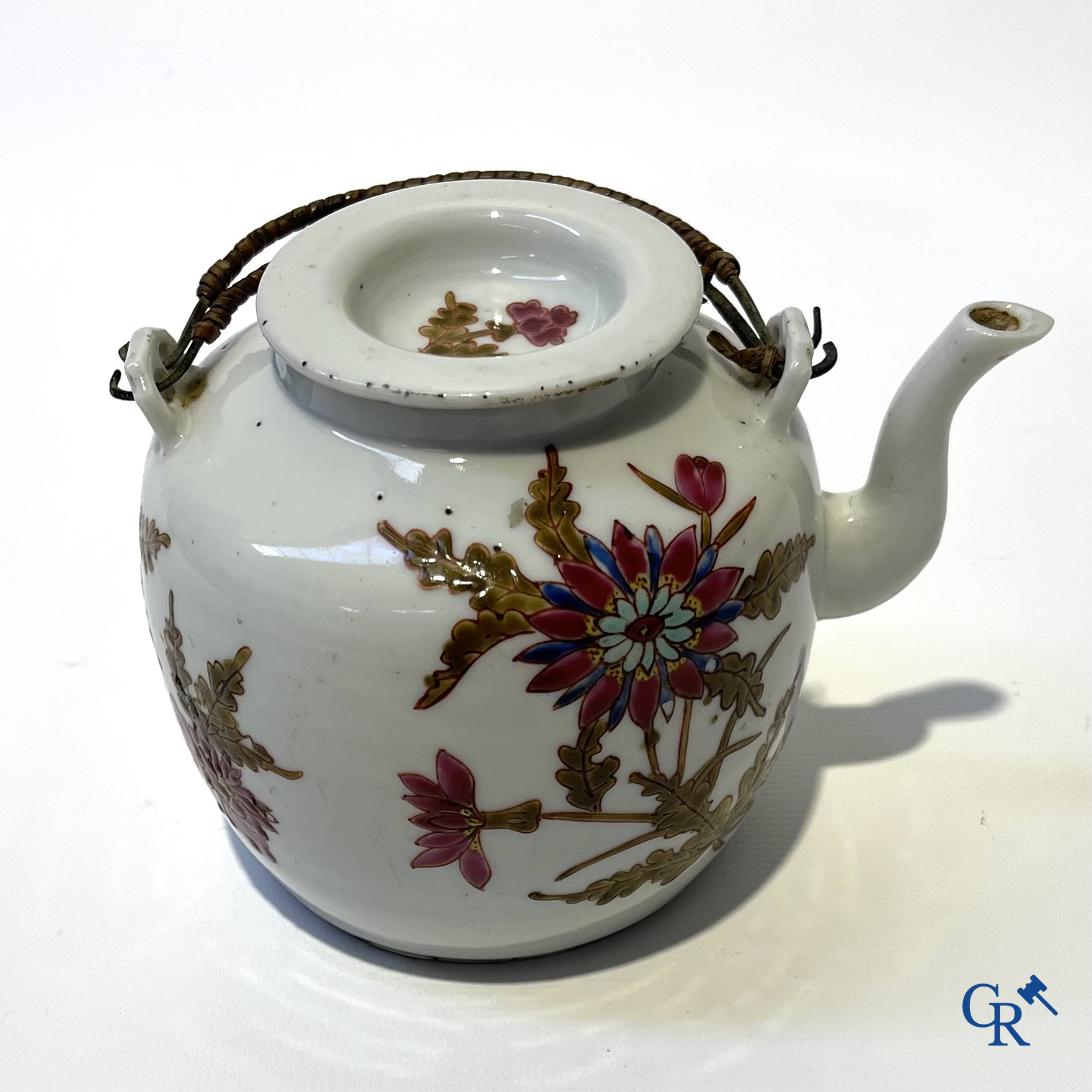 Aziatica. China. Een kavel met Canton porselein, een theepot en famille rose porselein met gele ondergrond.