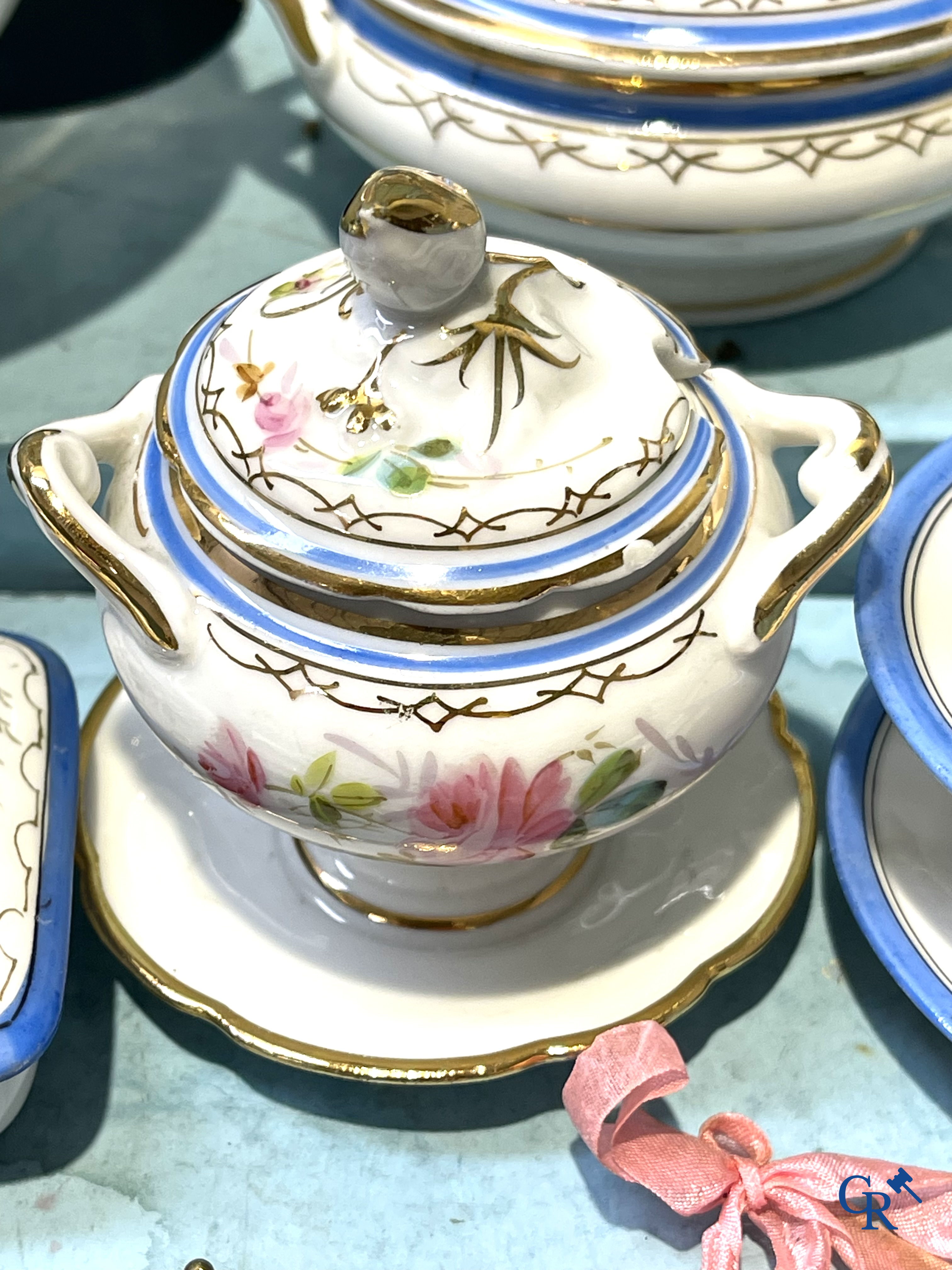 Oud speelgoed, Uitzonderlijk porseleinen poppenservies in originele koffer. Maison Bail, 210, Rue de Rivoli Paris.