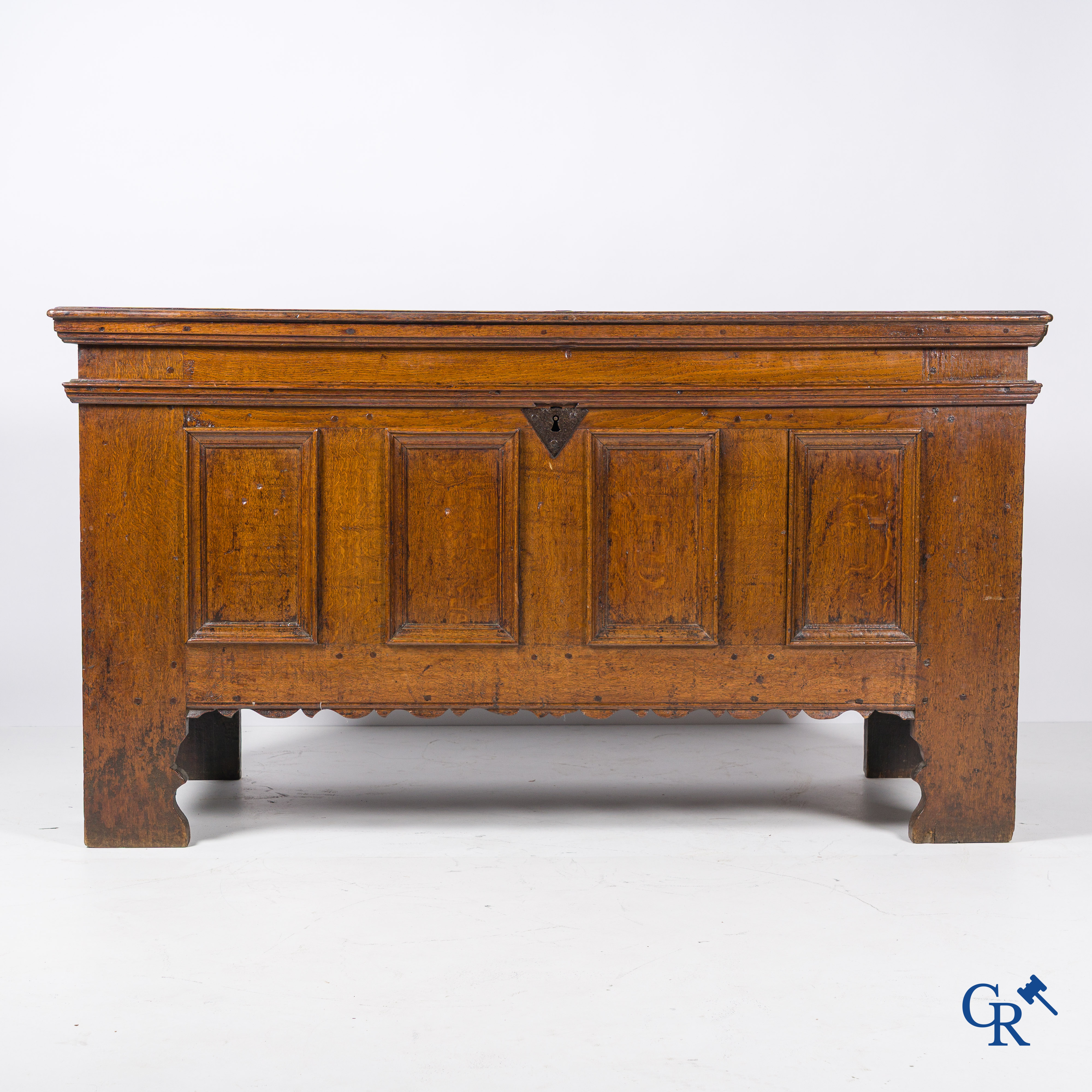 Eikenhouten koffer met origineel smeedijzer slotwerk. Mooie patina. 18e eeuw.