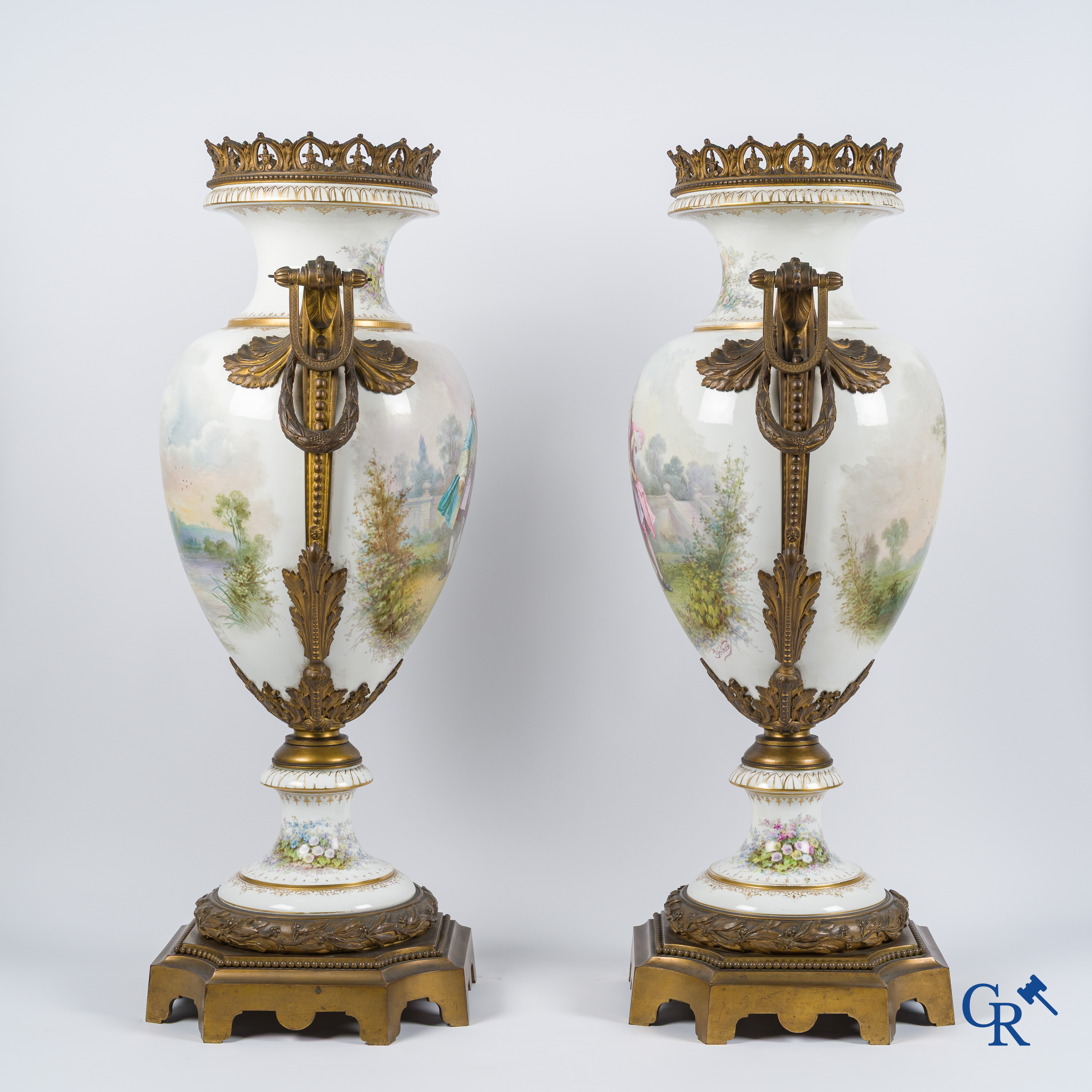 Sèvres. Een paar grote vazen op draaisokkel in Sèvres porselein met bronzen monturen. Gesigneerd Bertren. LXVI-stijl.