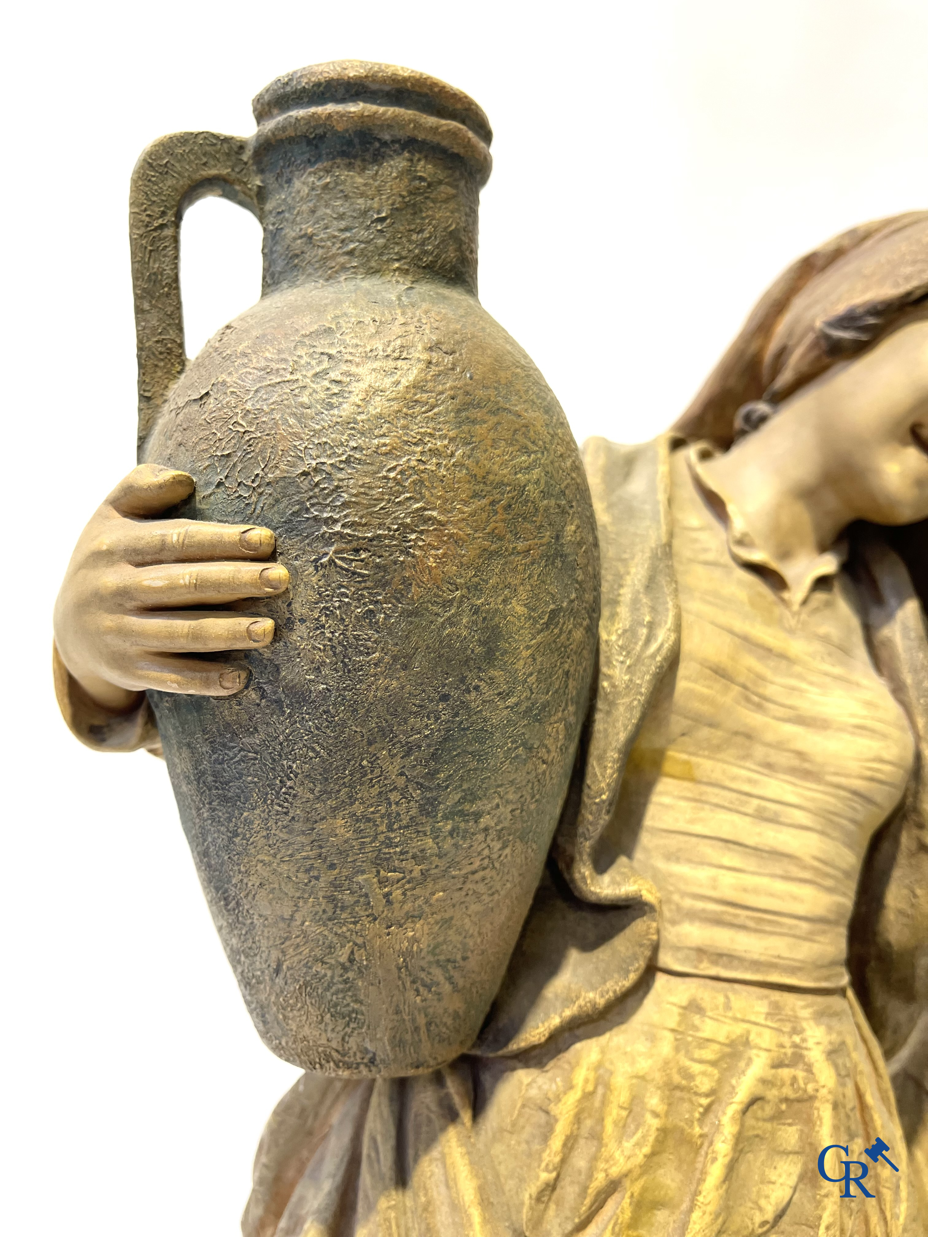 Friedrich Goldscheider Wien. Groot terra cotta beeld, de waterdraagsters. Gesigneerd G. Tole, circa 1910.