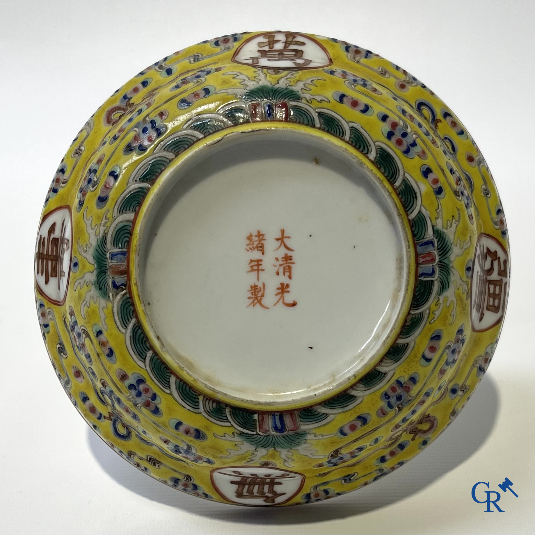 Aziatica. China. Een kavel met Canton porselein, een theepot en famille rose porselein met gele ondergrond.