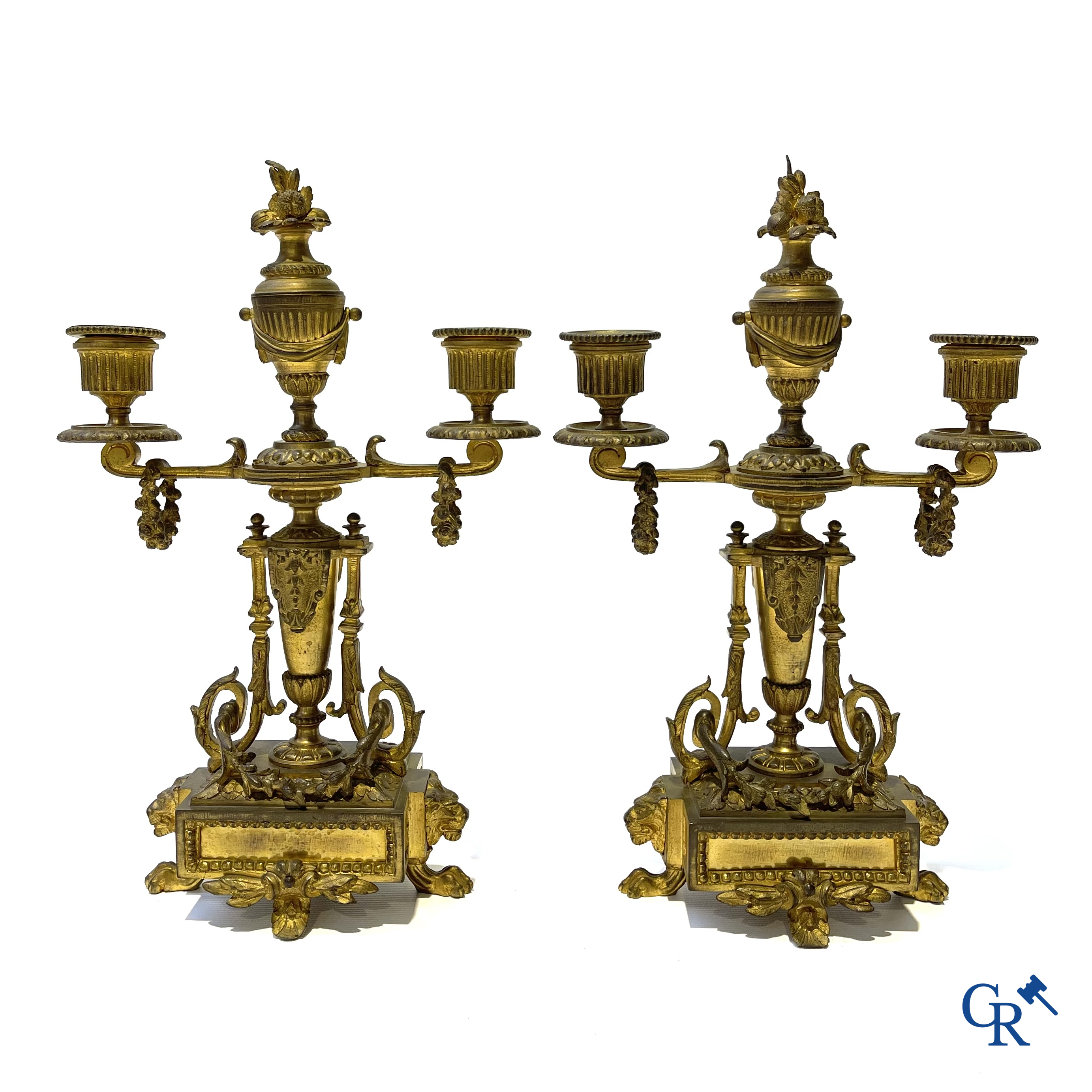 Een 3-delig klokstel in verguld brons. LXVI-stijl. Circa 1900.