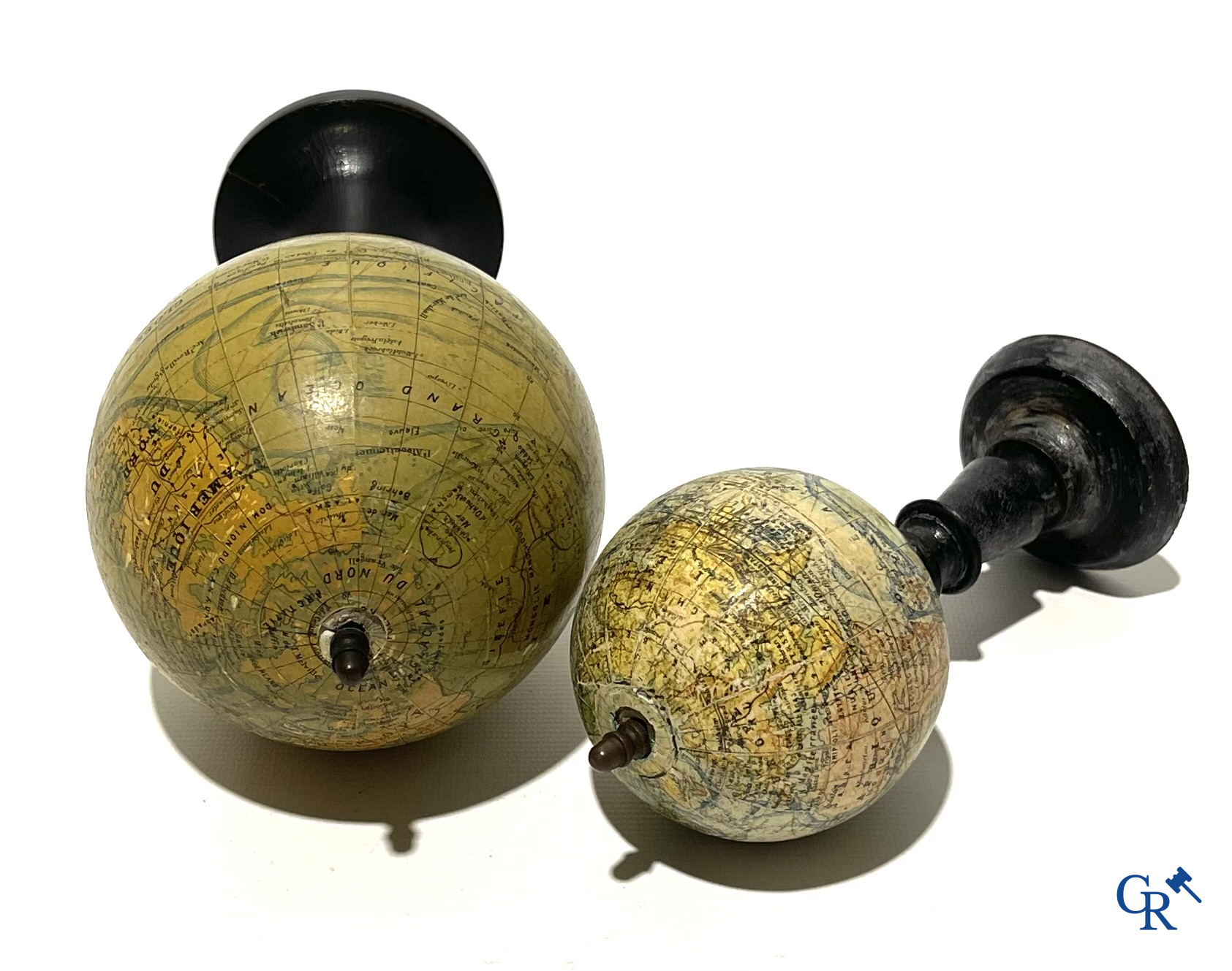 2 Miniatuur wereldbollen, globe terrestre par J. Forest Paris.