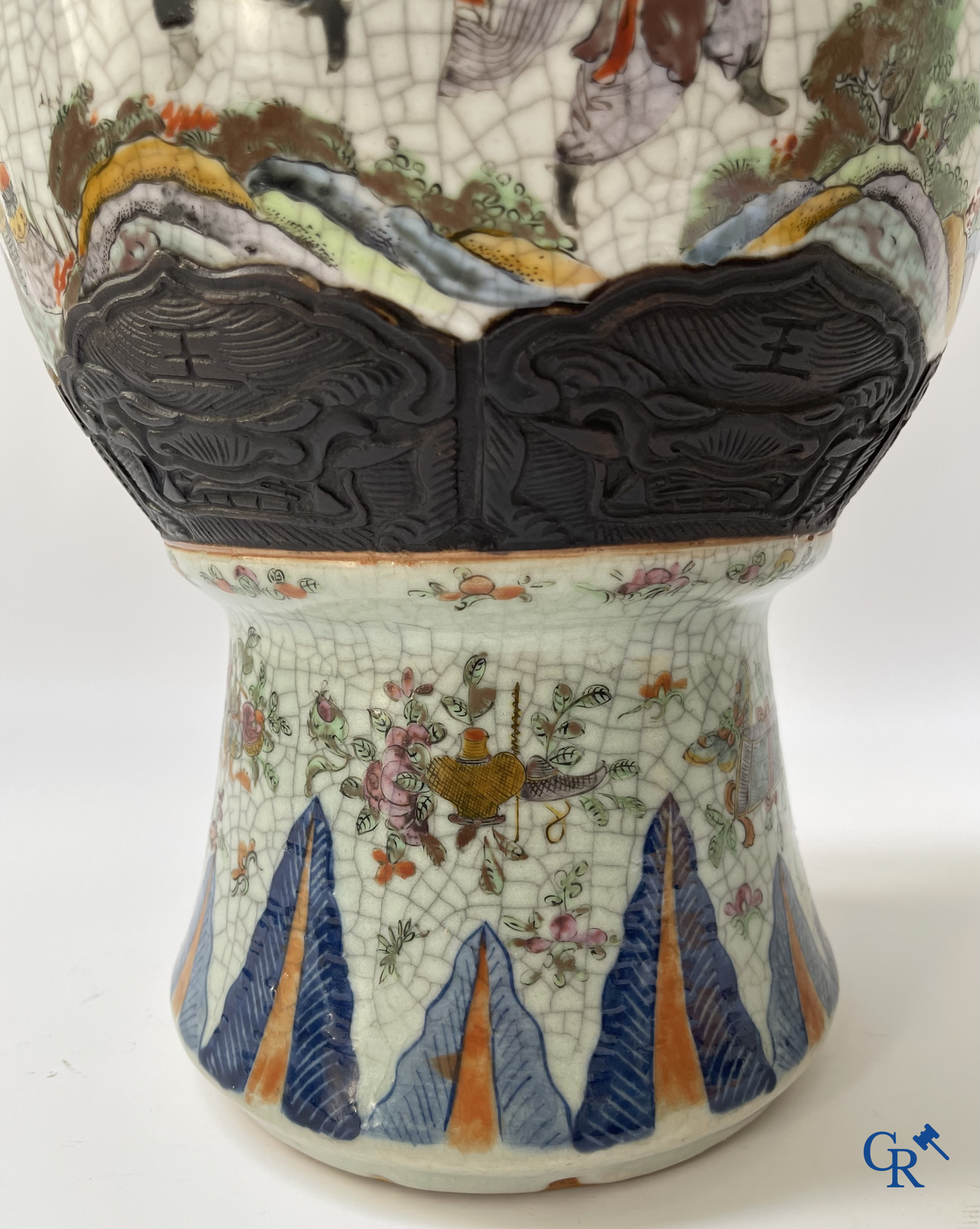 Aziatica, Chinese Nanking vaas met een voorstelling van krijgers. Gemerkt. 19e eeuw.