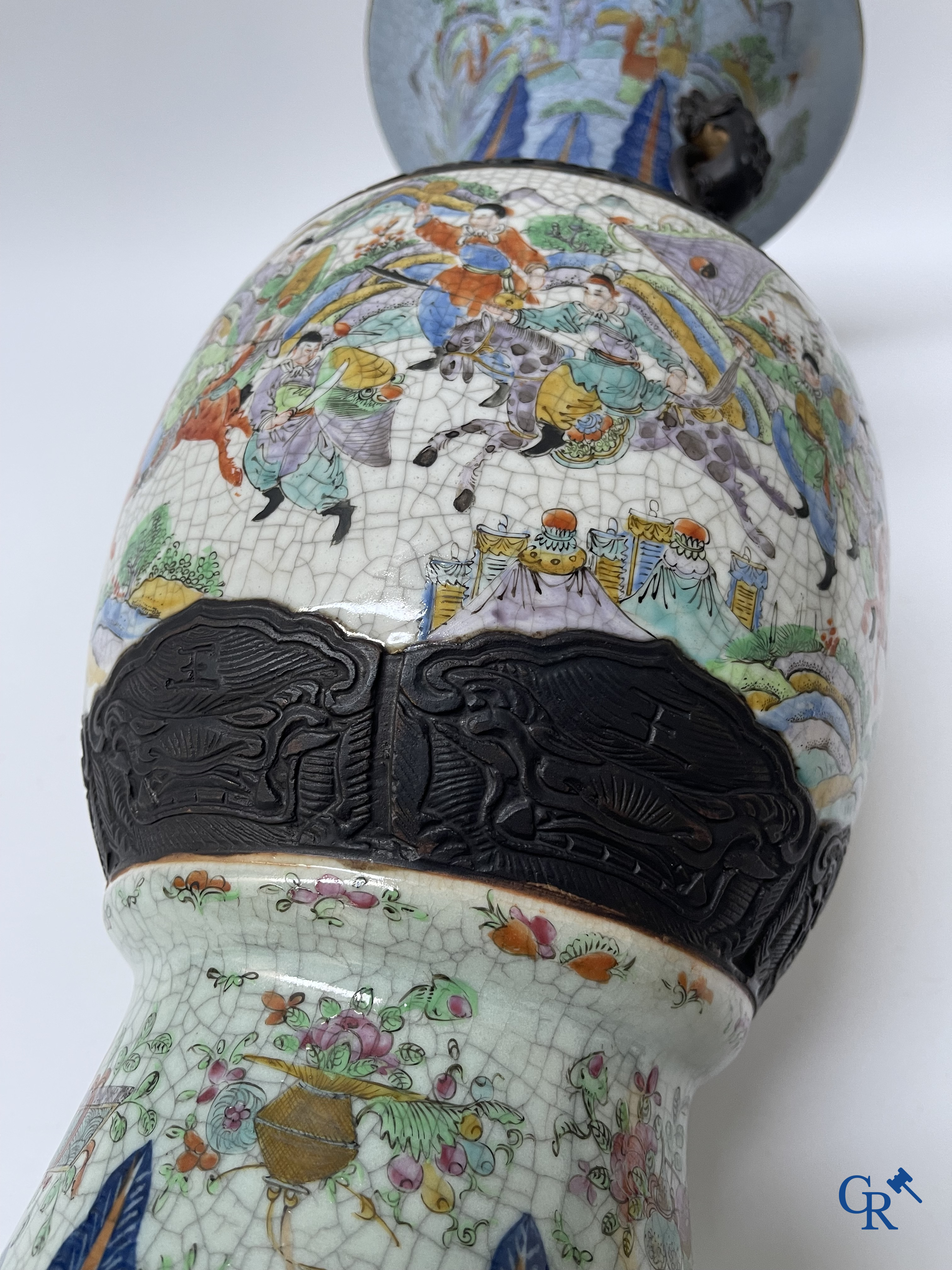 Aziatica, Chinese Nanking vaas met een voorstelling van krijgers. Gemerkt. 19e eeuw.