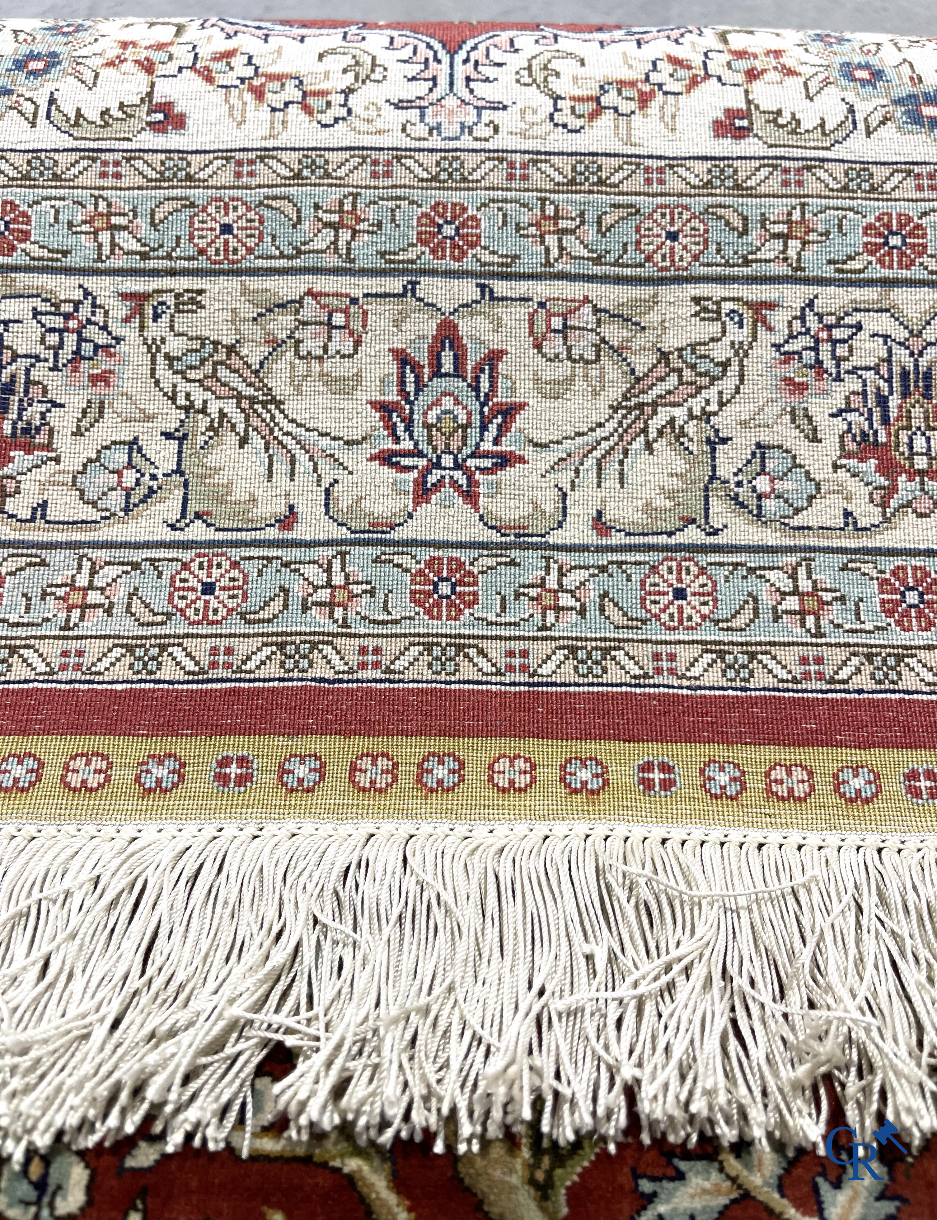 Oosterse tapijten. Hereke. Een fijn handgeknoopt zijden tapijt met dieren en vogels in het woud. Gesigneerd.