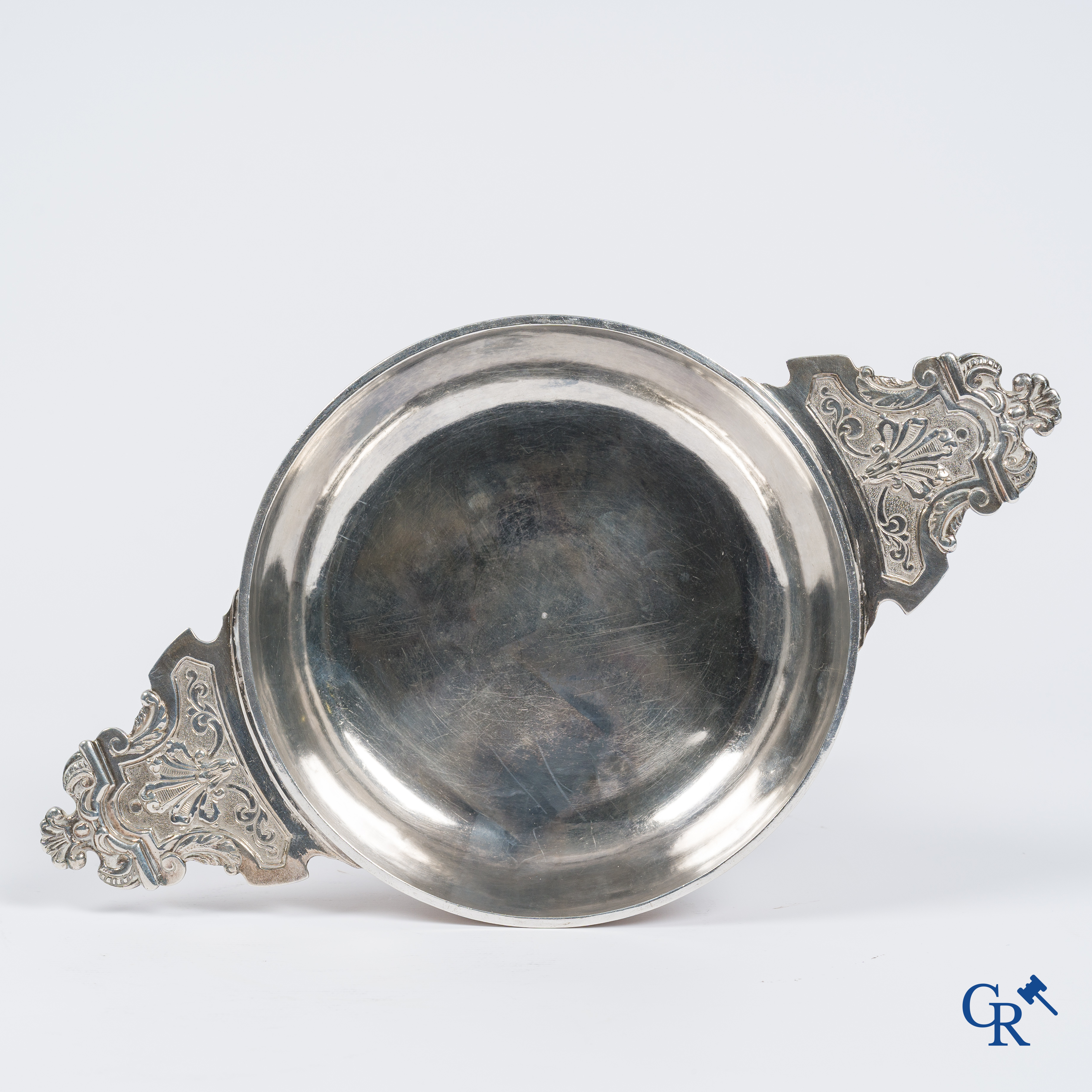 Zilver. Mechelen, 1ste helft 18e eeuw, circa 1720.  Ronde dekselschotel met 2 platte handvaten. Meestermerk met anker.