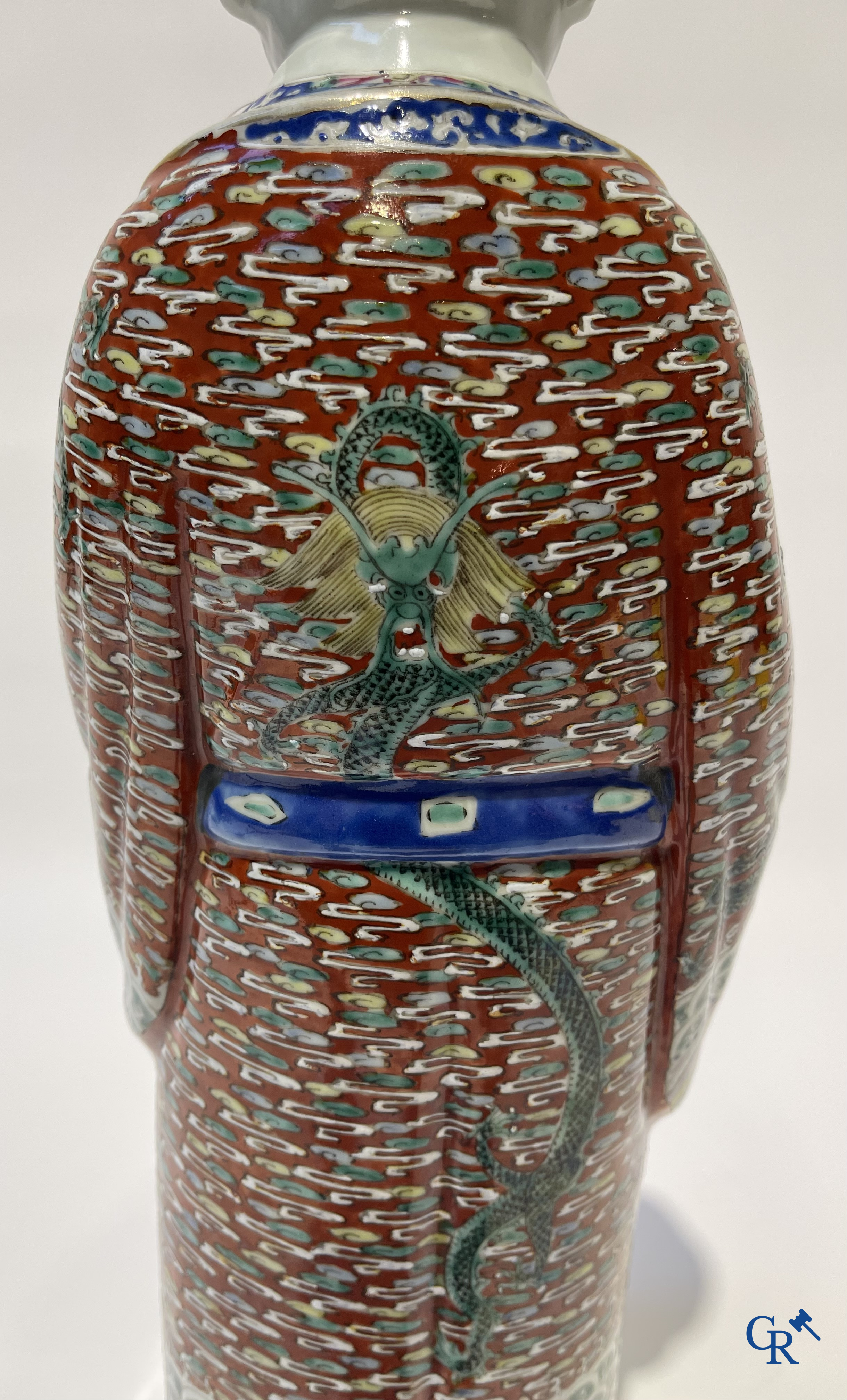 Aziatica. Een Chinese wijsheer in famille rose porselein op een houten sokkel. Gemerkt. 19de eeuw.