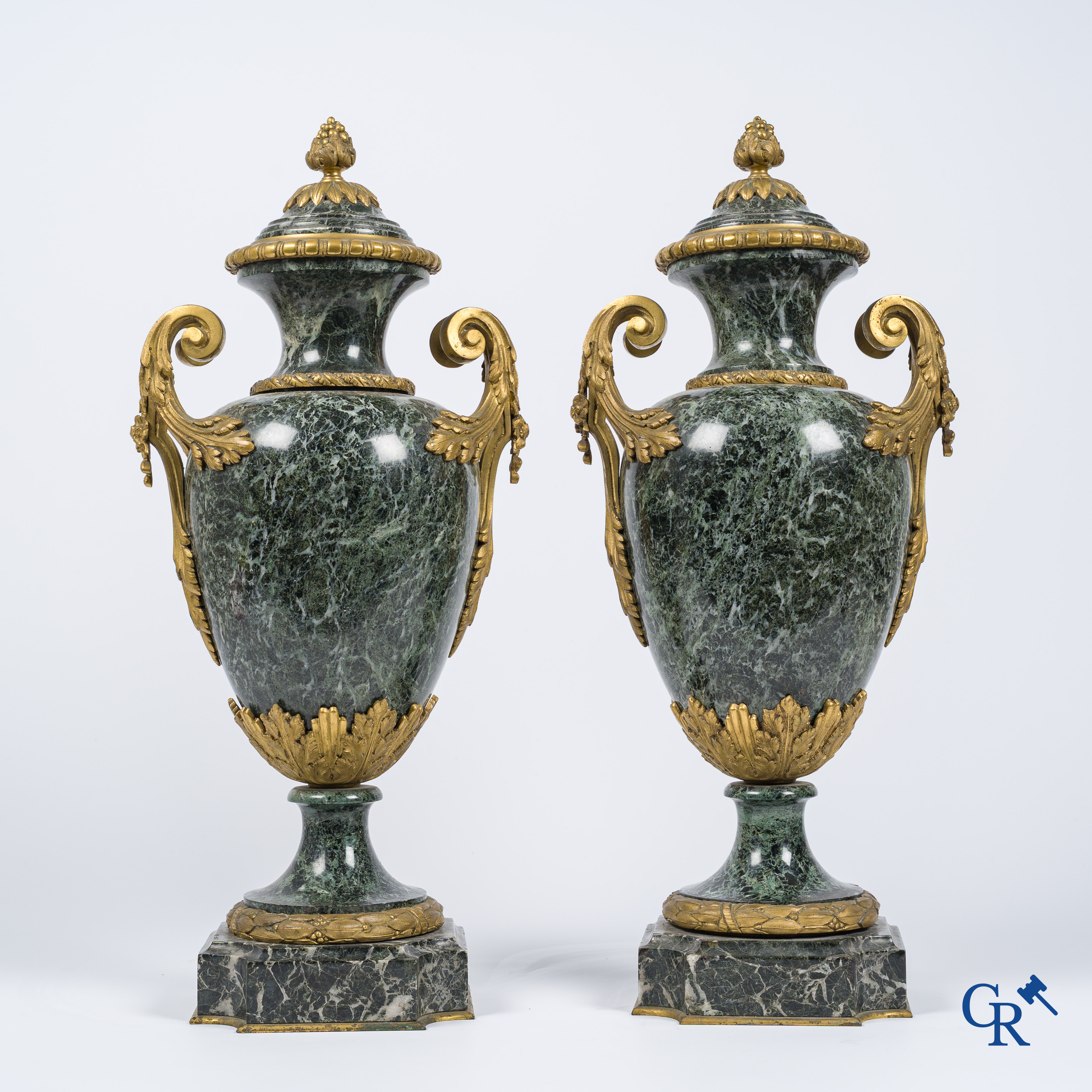 Een paar grote cassolettes in groen geaderde marmer en vergulde brons. LXVI-stijl, circa 1900.