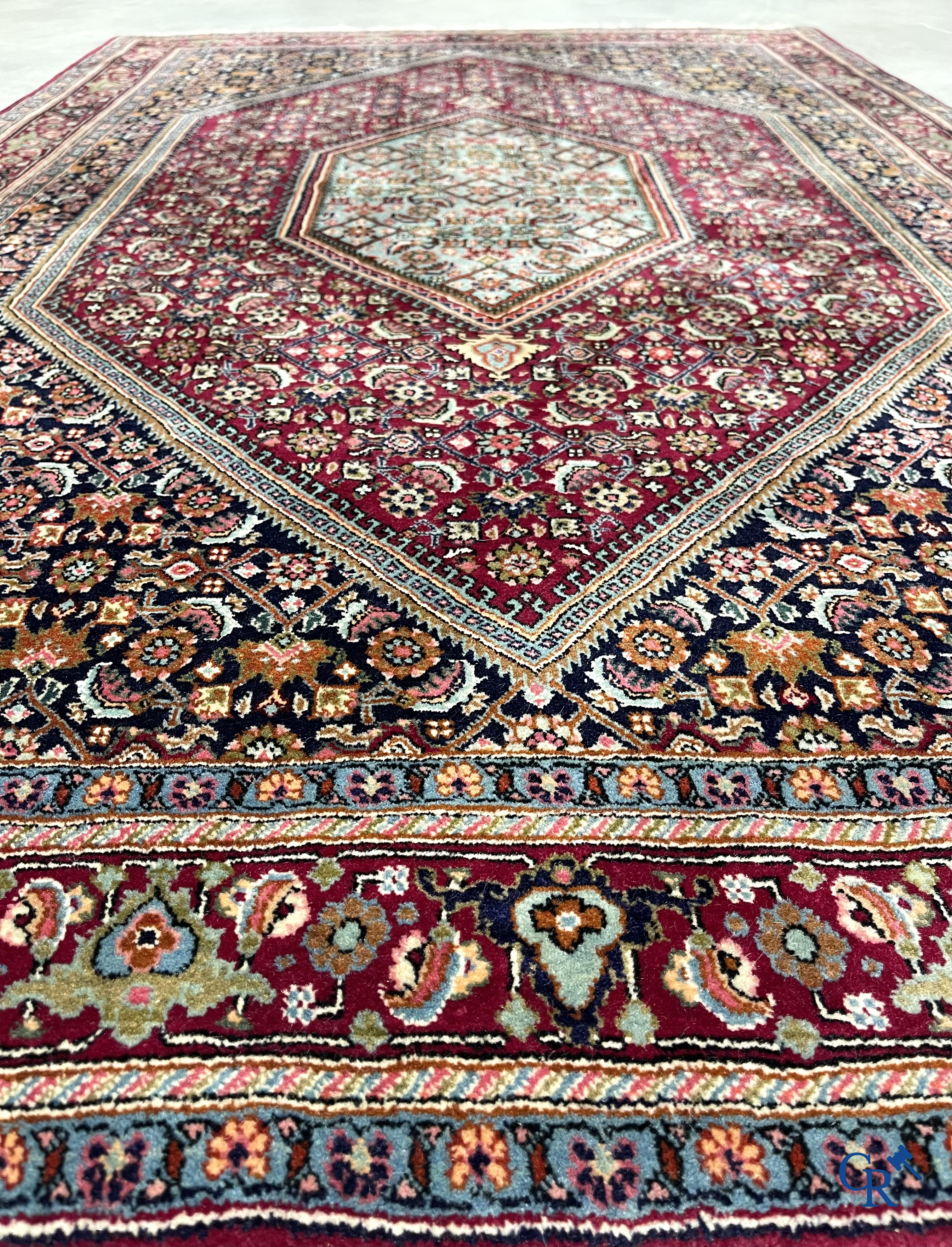 Oosterse tapijten. 2 handgeknoopte tapijten in wol.