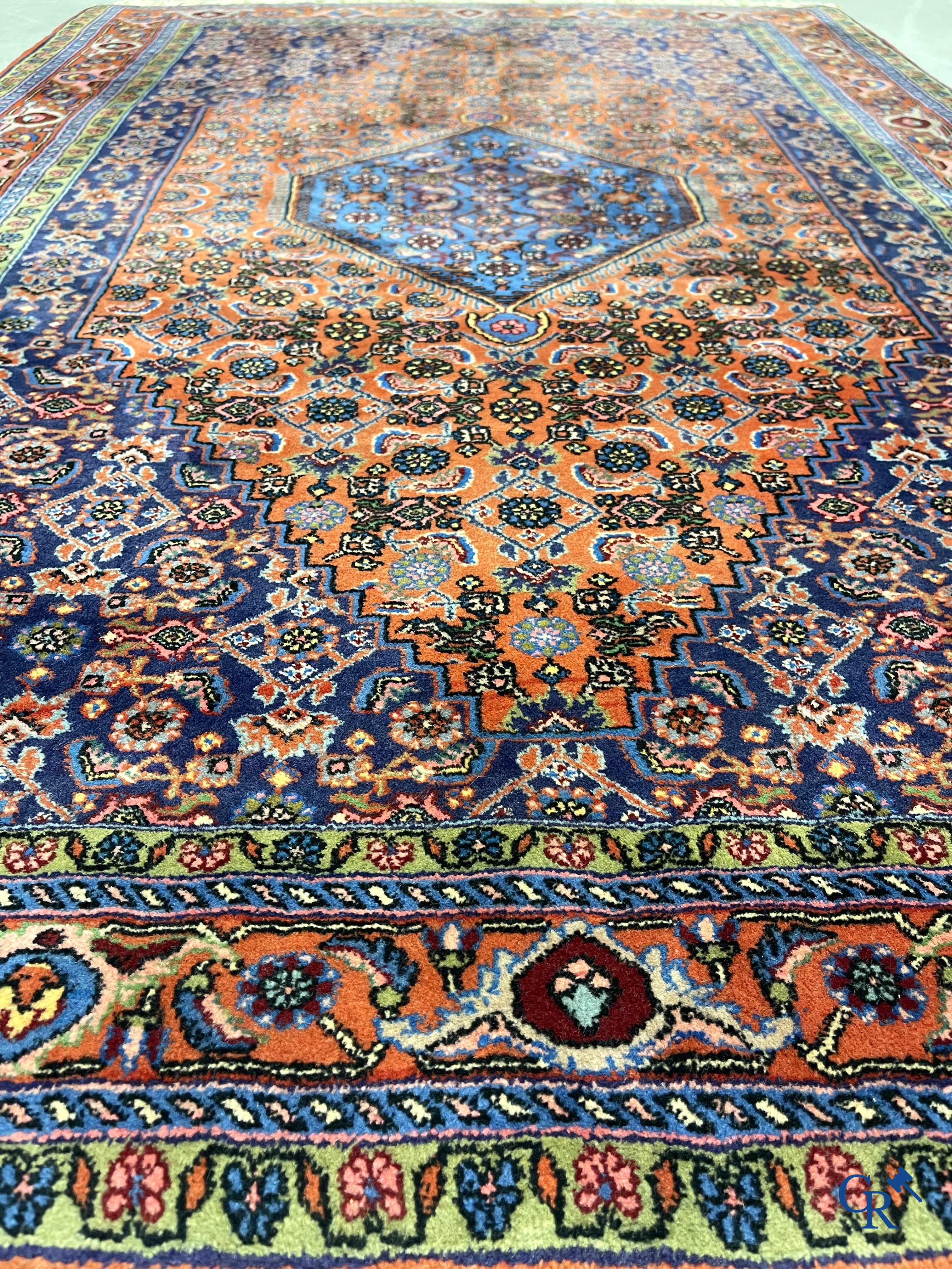 Oosterse tapijten. 2 handgeknoopte tapijten in wol.