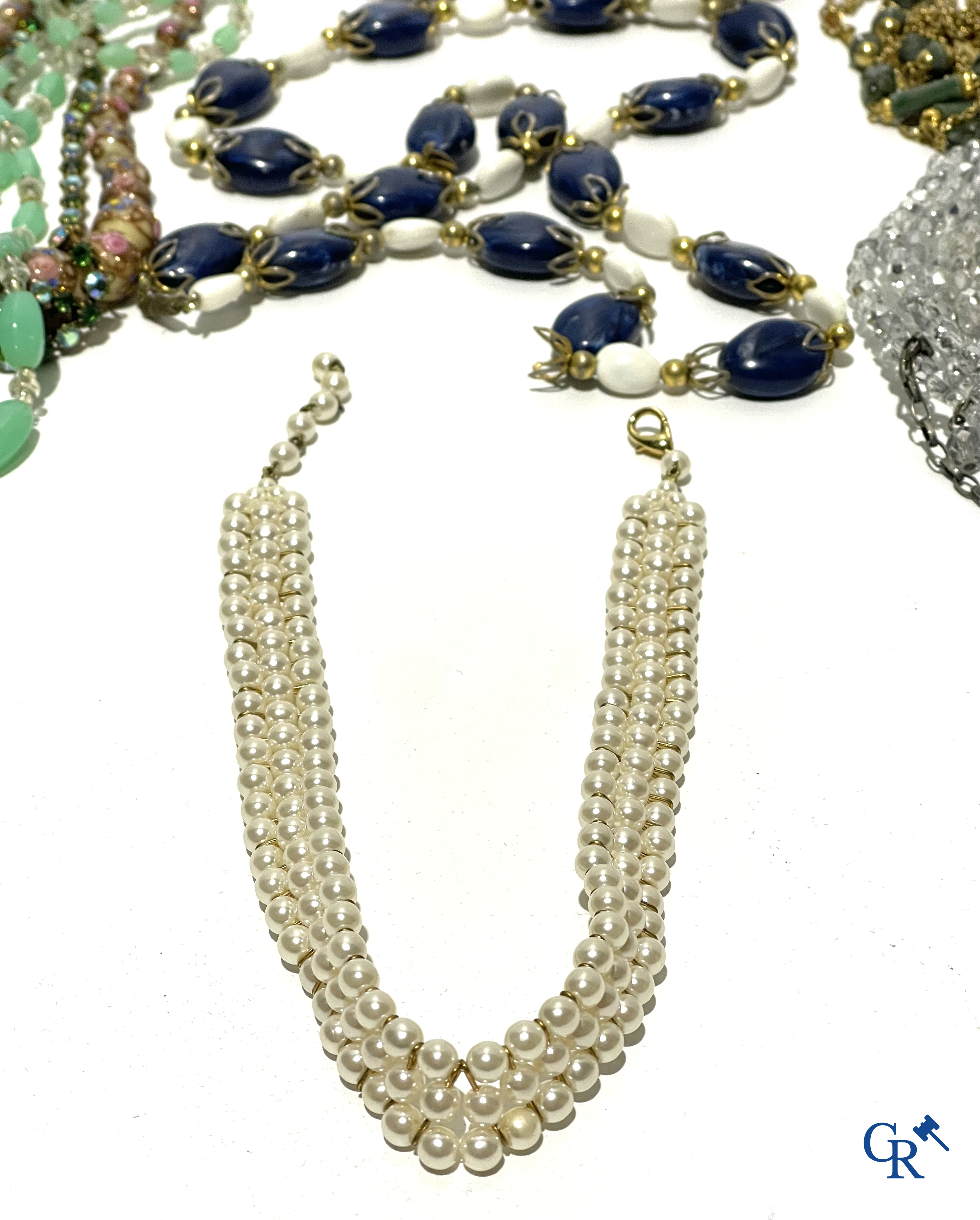 Een kavel met fantasie juwelen.