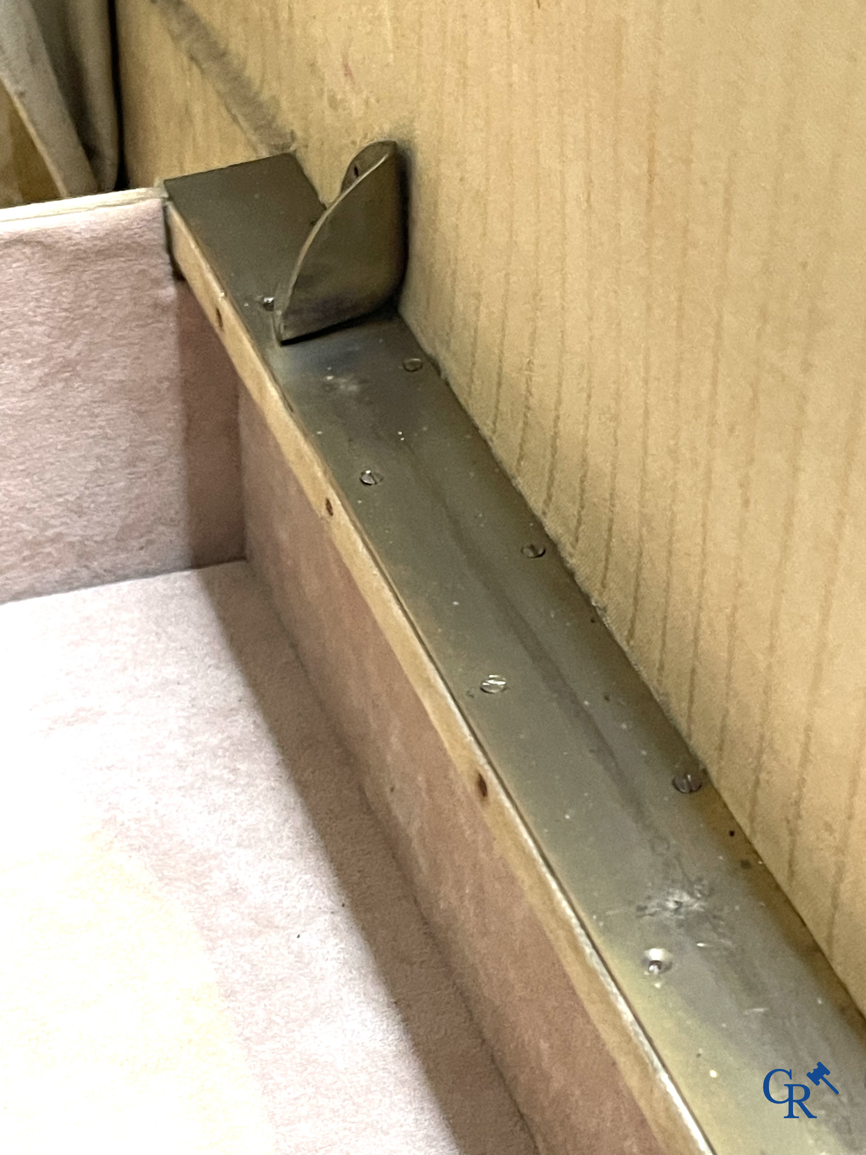 Antieke koffer. Buitengewone grote reiskoffer met dressing. Meerdere schuiven en opbergvakken. Circa 1900.