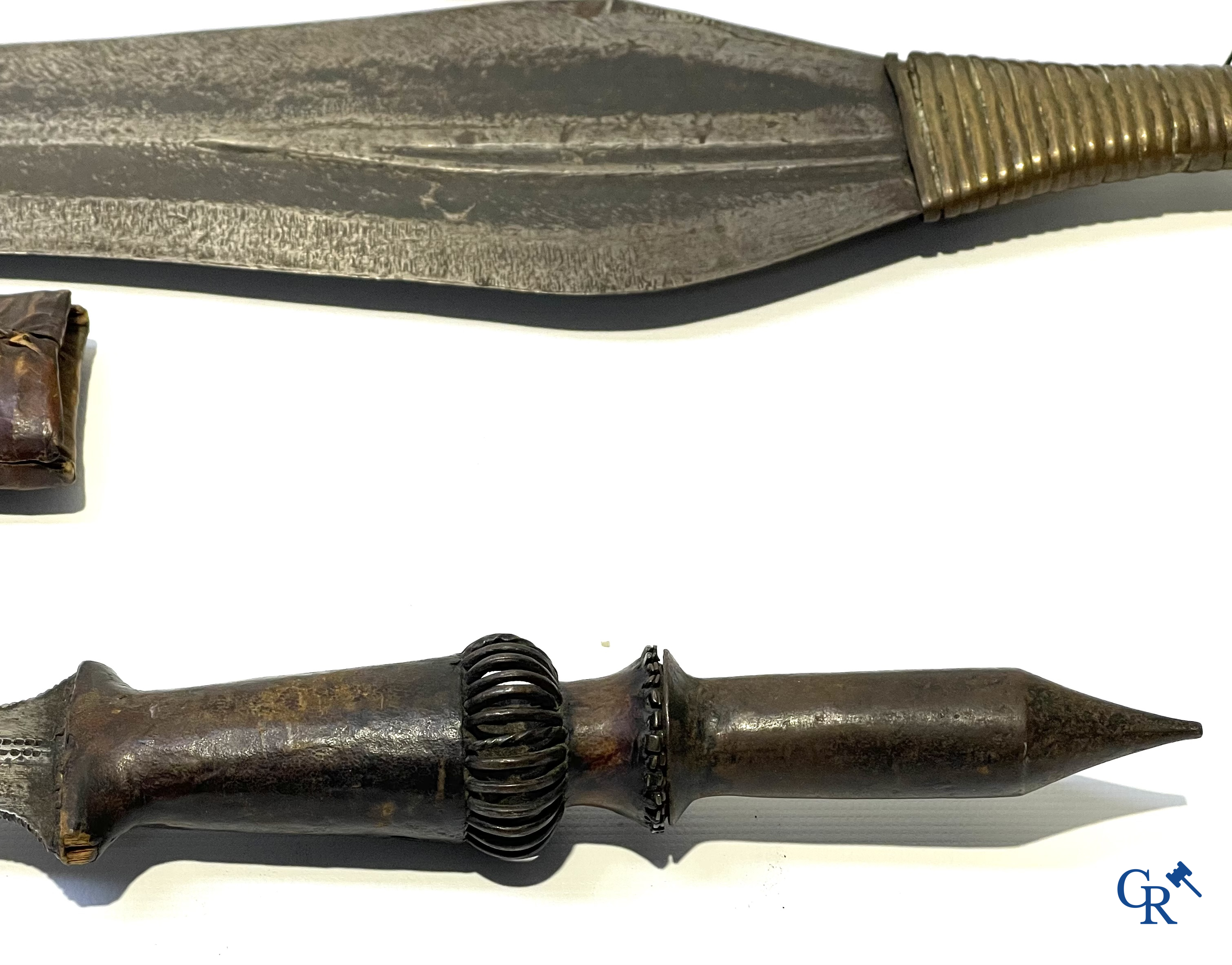 Tribale kunst. Een interessant lot met Afrikaanse wapens, een foto en 2 postkaarten. Messen, dolken, speren en pijlen.