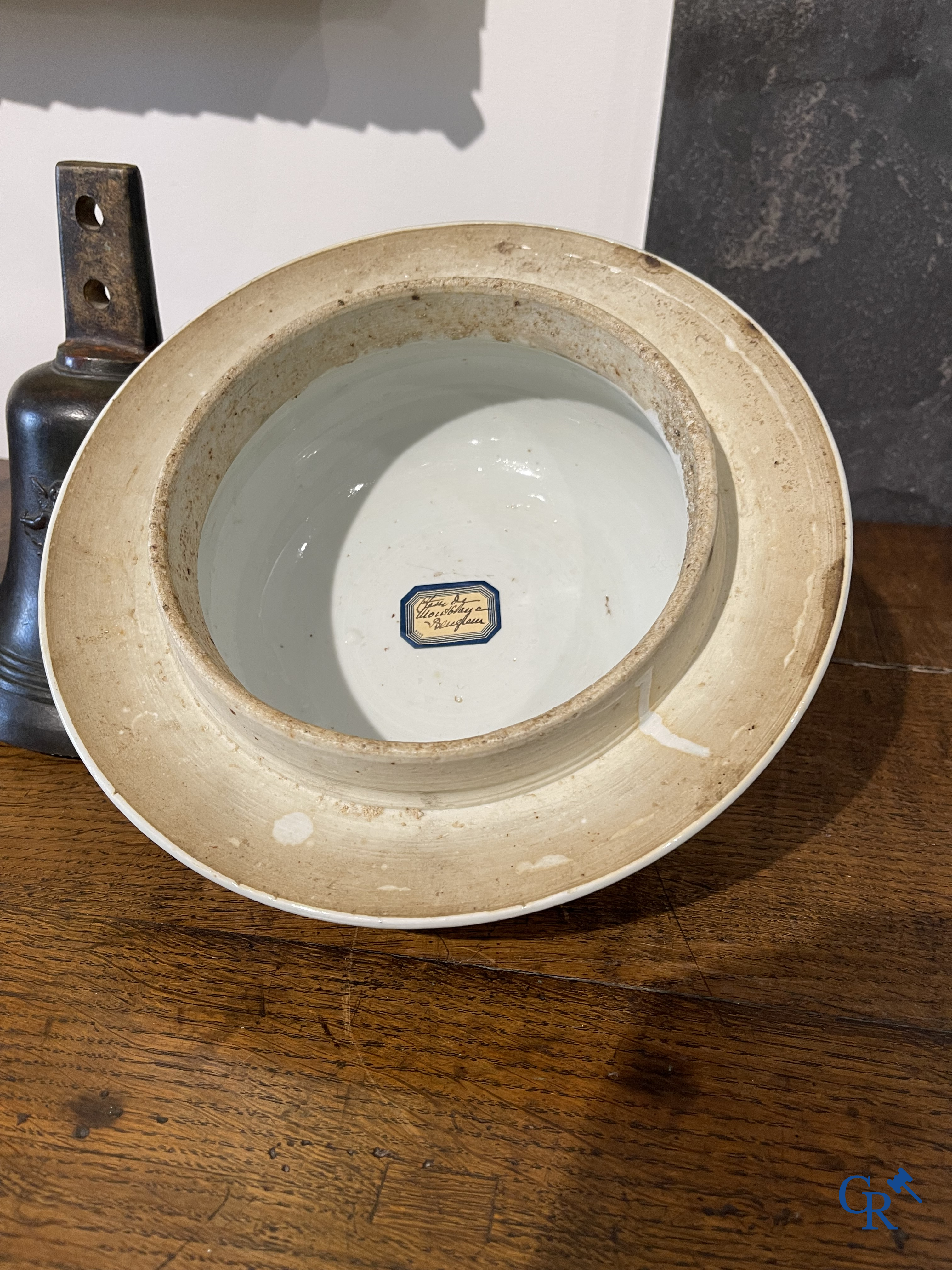 Asian Art. Chinese porcelain. A massive Chinese blue and white baluster vase and lid with lotus roll decor. 19th century.