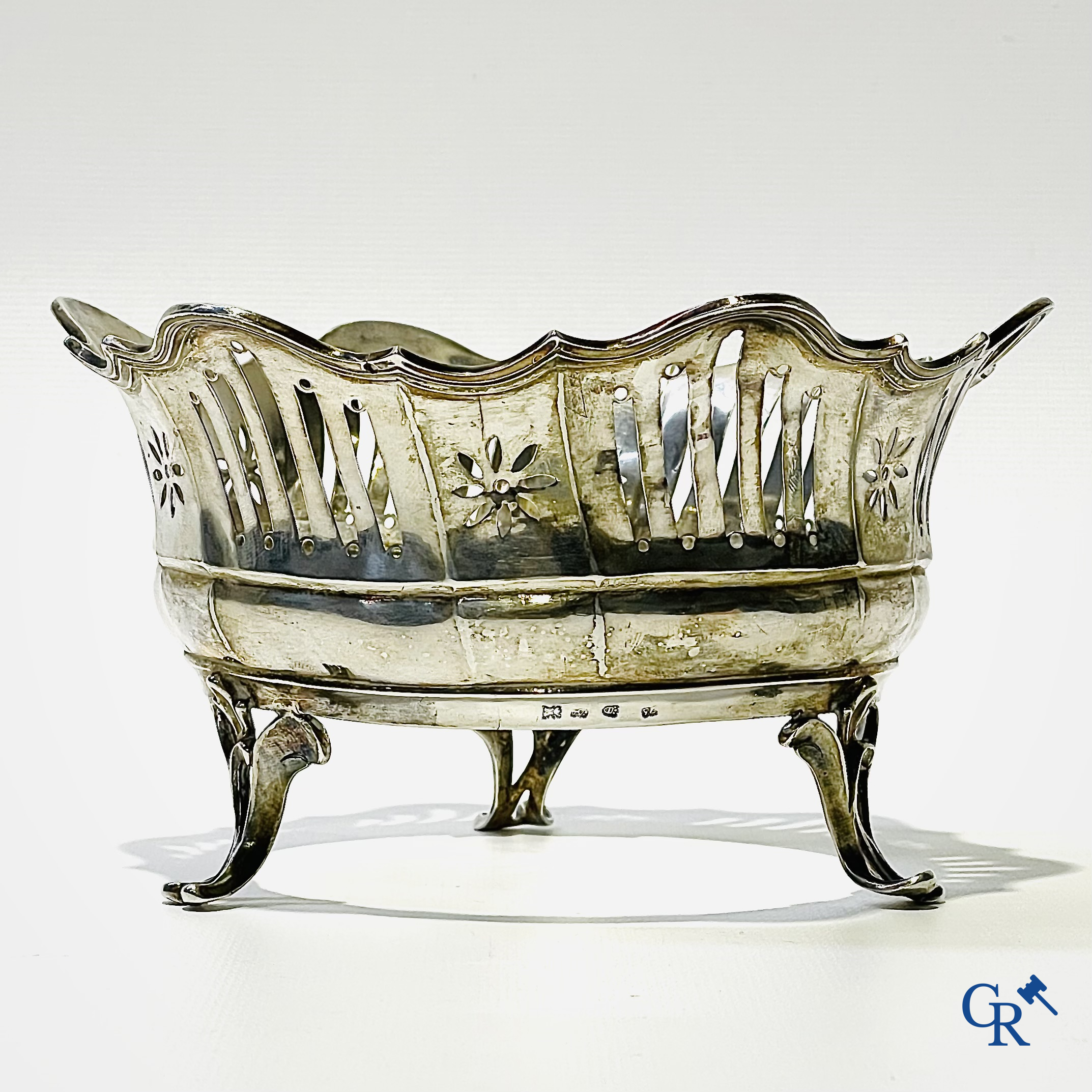 Leuven, 2de helft XVIIIe eeuw. Driepotige mand in zilver. Meestermerk zilversmid gekroonde M. Belgisch werk, circa 1778.