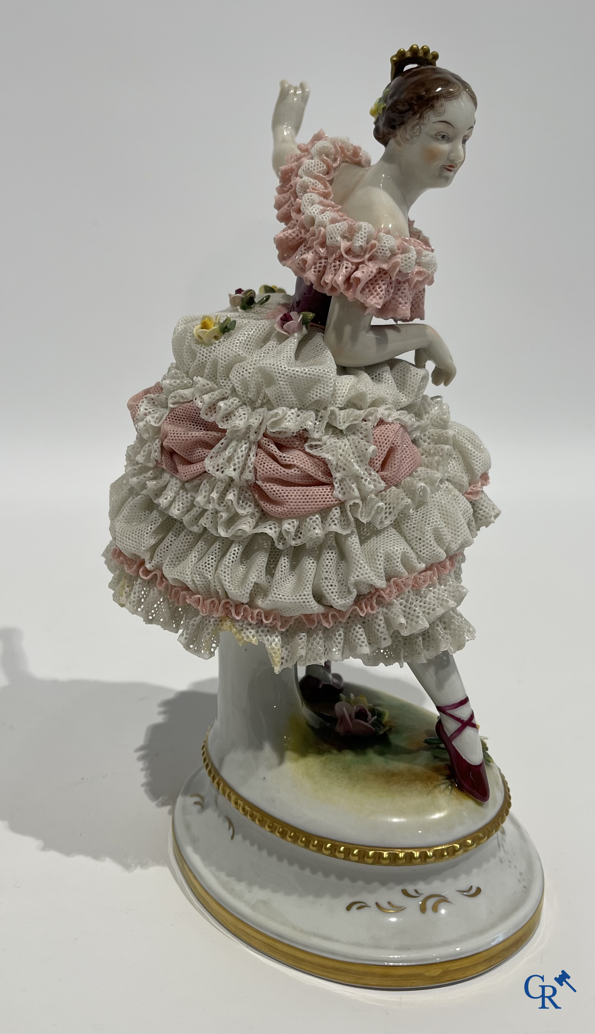 Duits porselein. 3 groepen in lace porcelain. Gemerkt Volkstedt Rudolstadt en Sitzendorf.