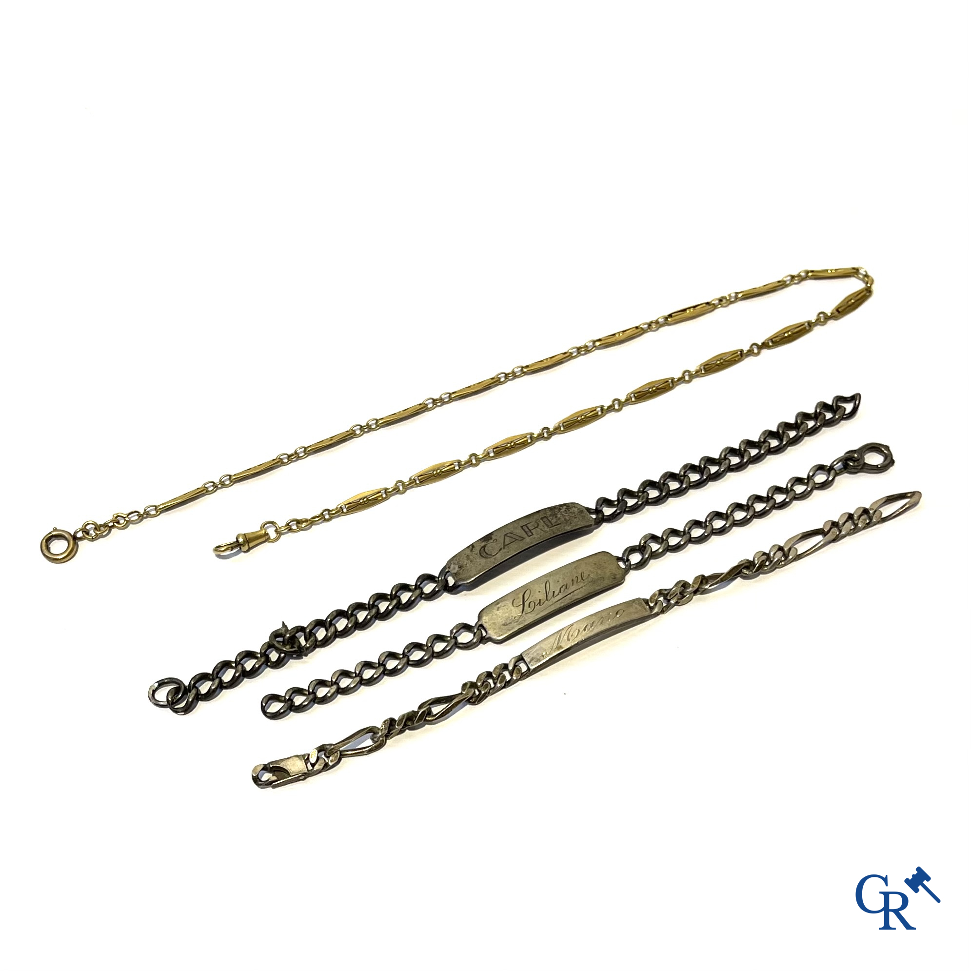 Een ketting voor een zakhorloge in geelgoud (750°/00) en 3 armbanden in zilver.