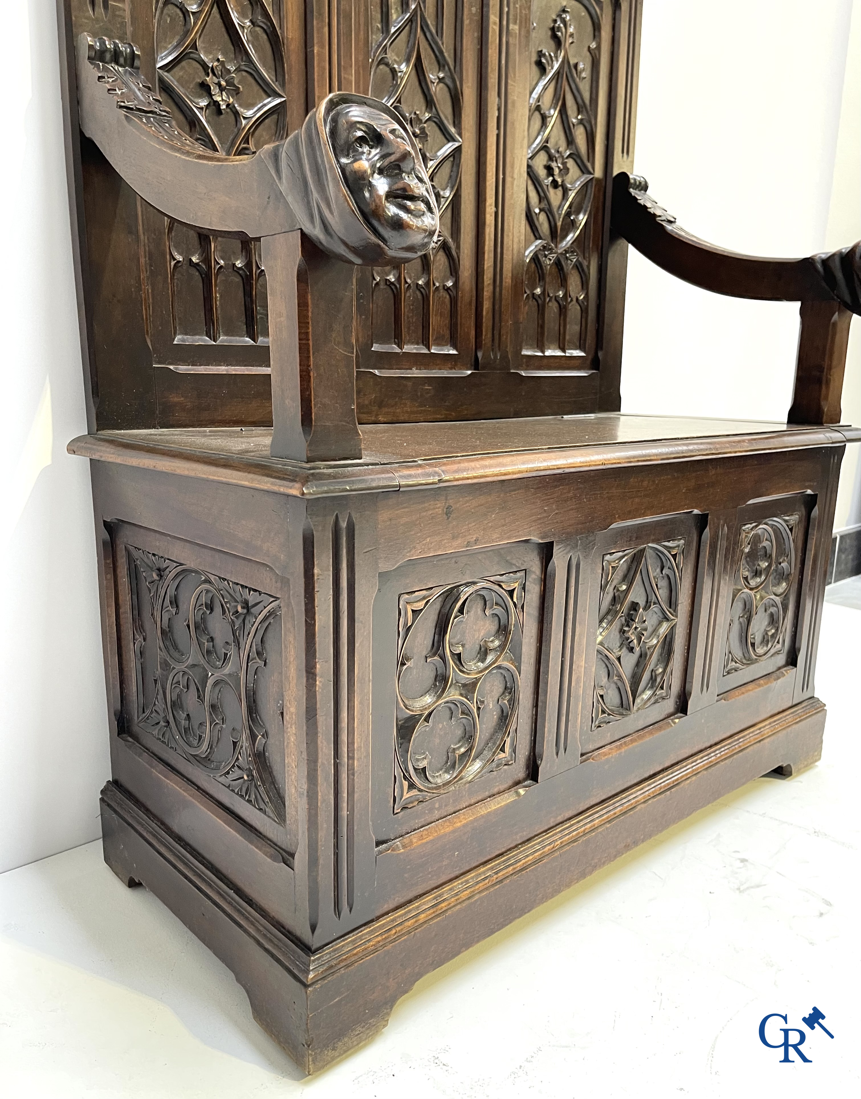 Een neogotische hallbank met koffer in notelaar. Gemerkt "Au Gros Chêne" à Paris.