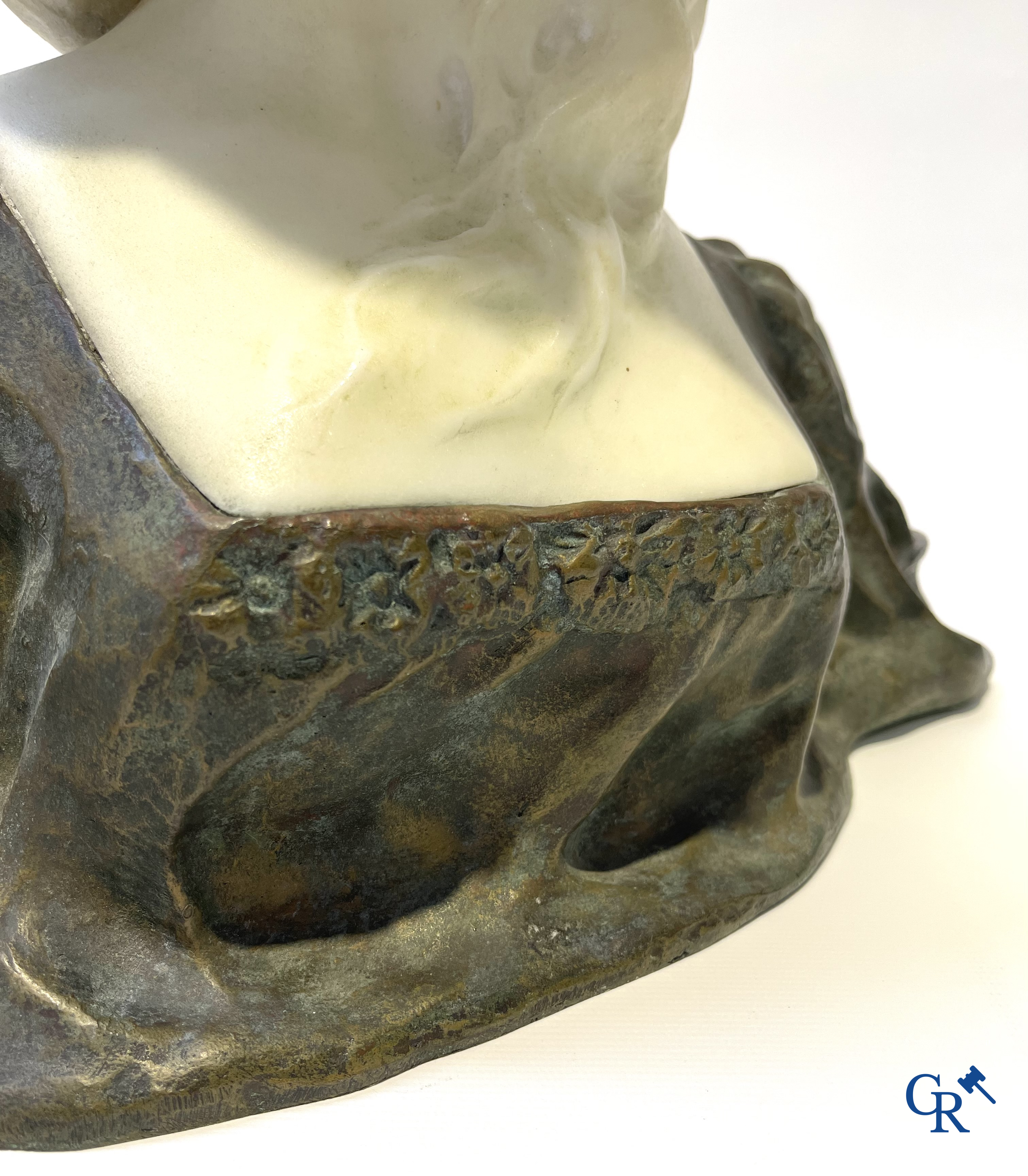 Art Nouveau. Buste van een jonge dame in Carrara marmer en bruin-groen gepatineerd brons. Gesigneerd. Circa 1900.