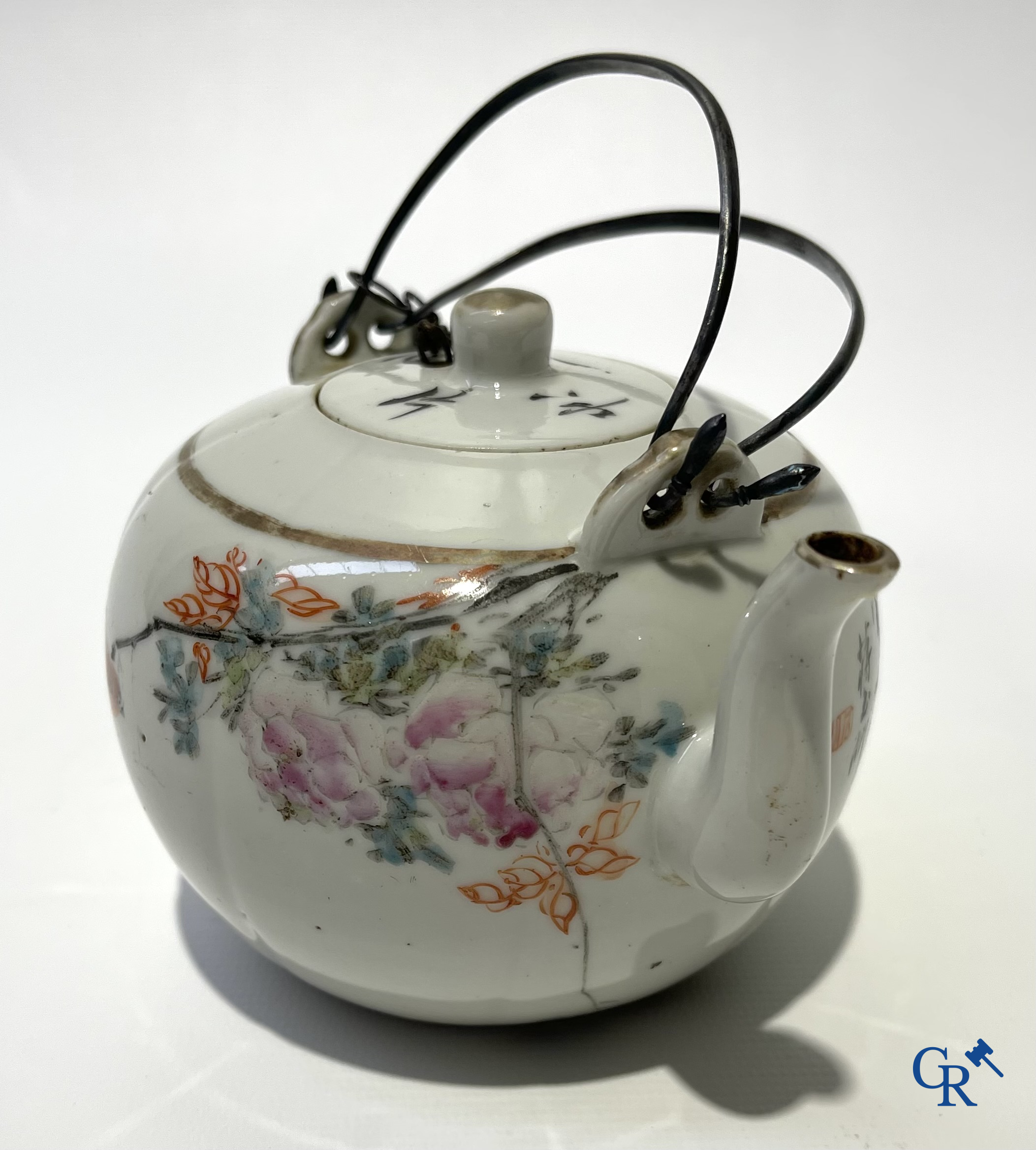 Aziatica. Chinees porselein. Een kavel van 2 Chinese theepotten en een Chinese kom.