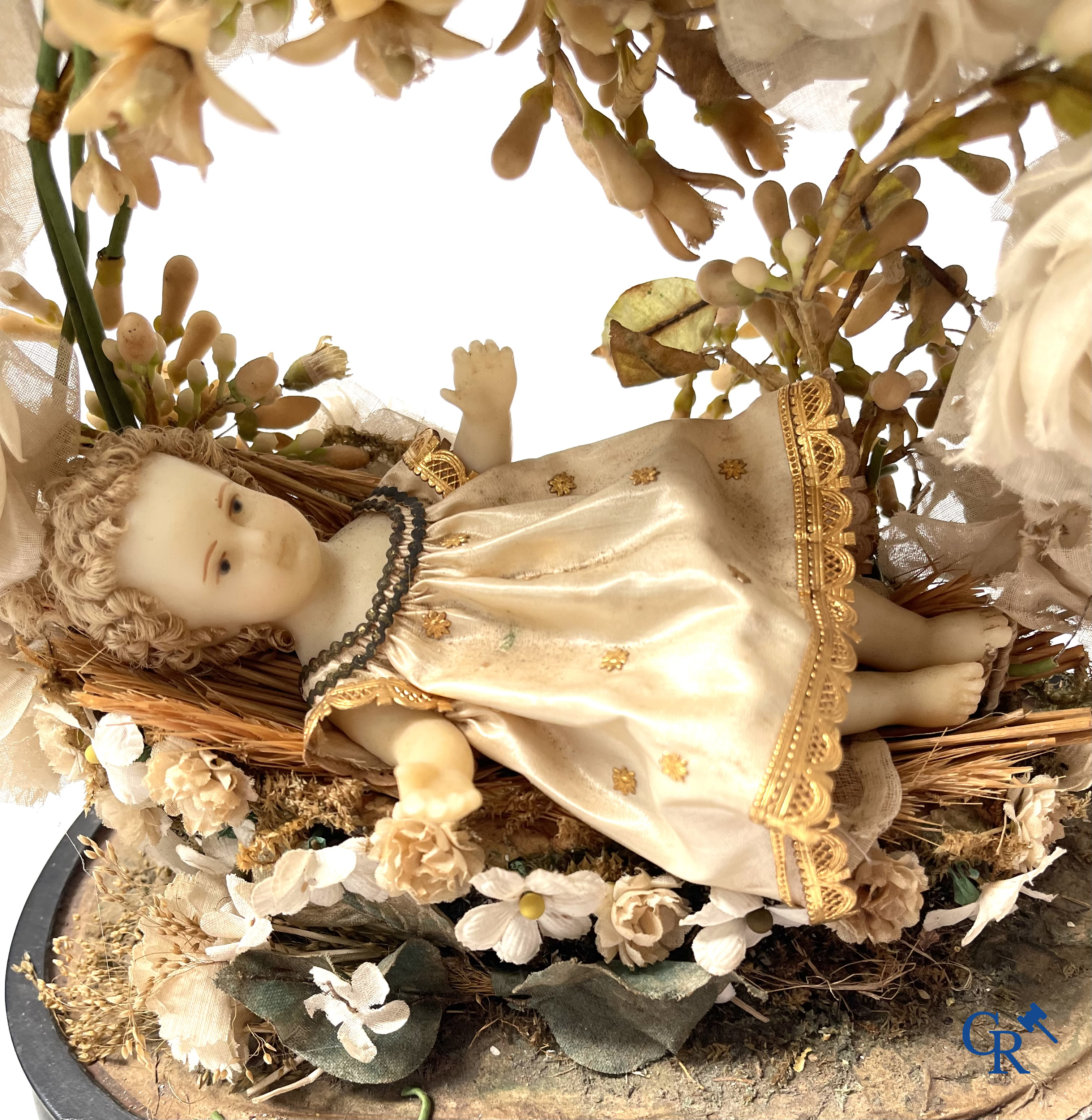 Een globe in glas met een kind in was en een vitrine in messing met bruidsboeket. Circa 1900.