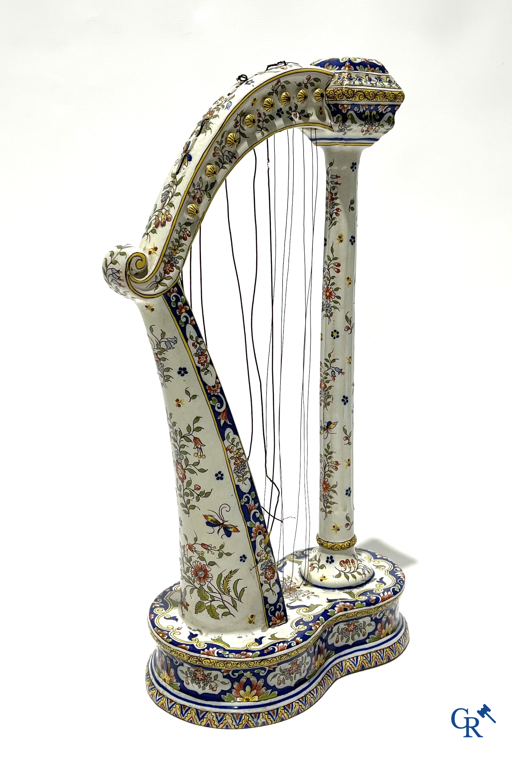 Faience van Rouen, Devres. Interessant en groot lot met diverse polychrome vormstukken. 19e eeuw.