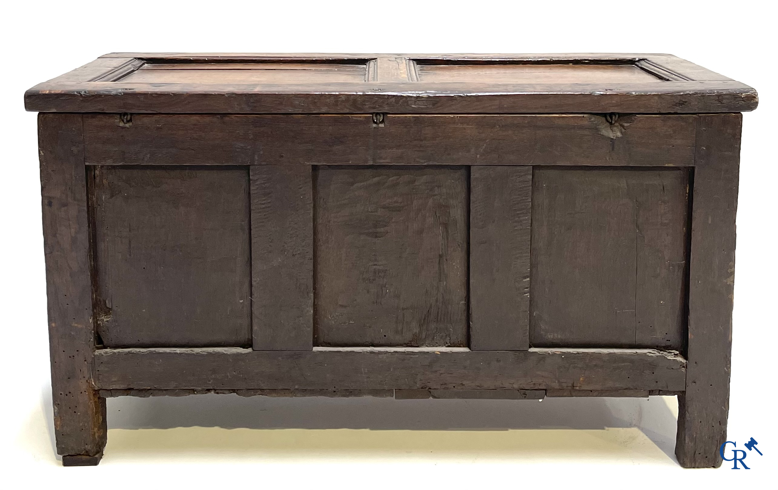 Eikenhouten koffer met briefpanelen in Gotische stijl. 16e-17e eeuw.