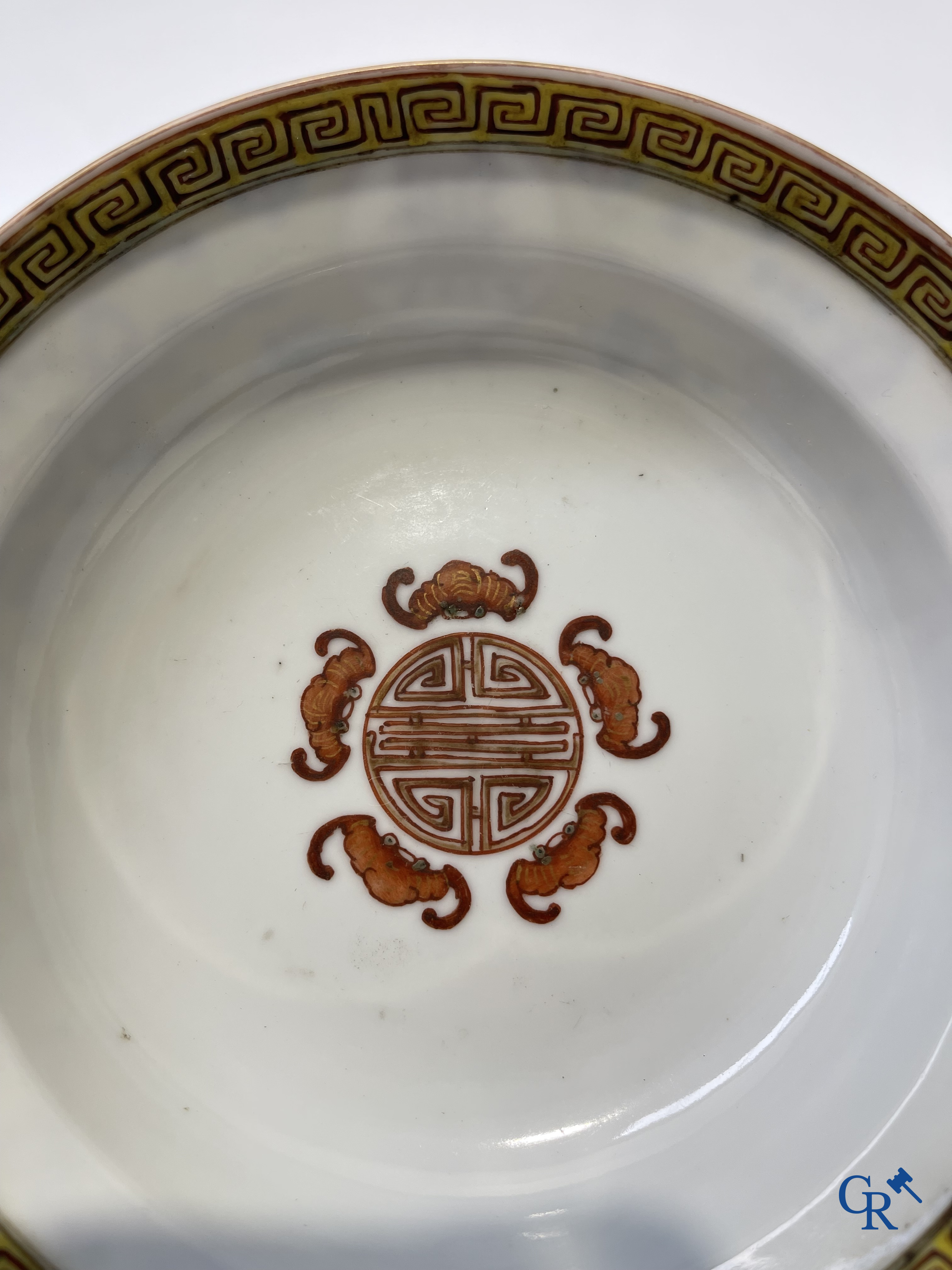 Aziatica. China. Een kavel met Canton porselein, een theepot en famille rose porselein met gele ondergrond.