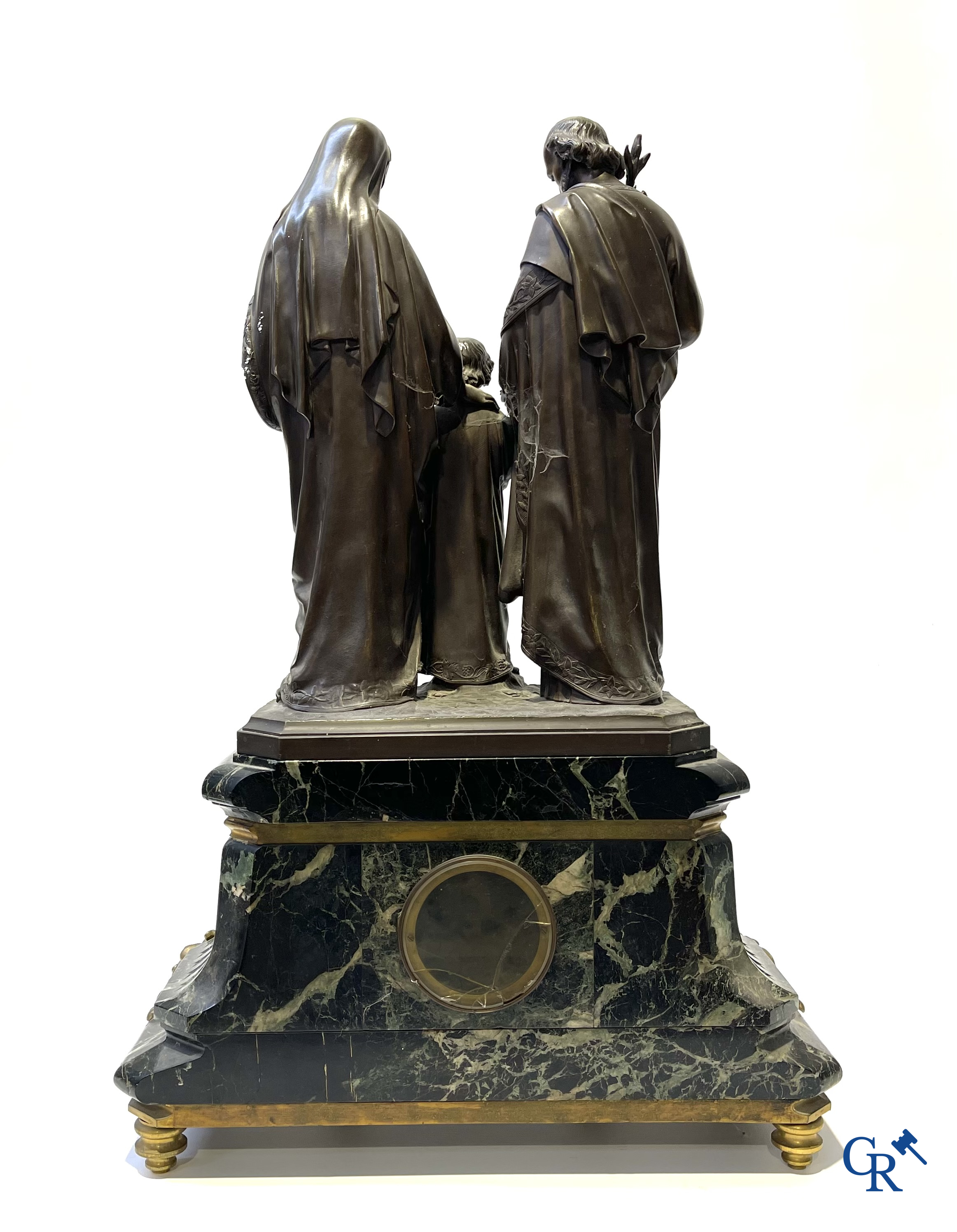 Susse Frères à Paris. Imposante schouwklok in groen geaderde marmer en rijkelijk vergulde bronzen. Napoleon III-periode.