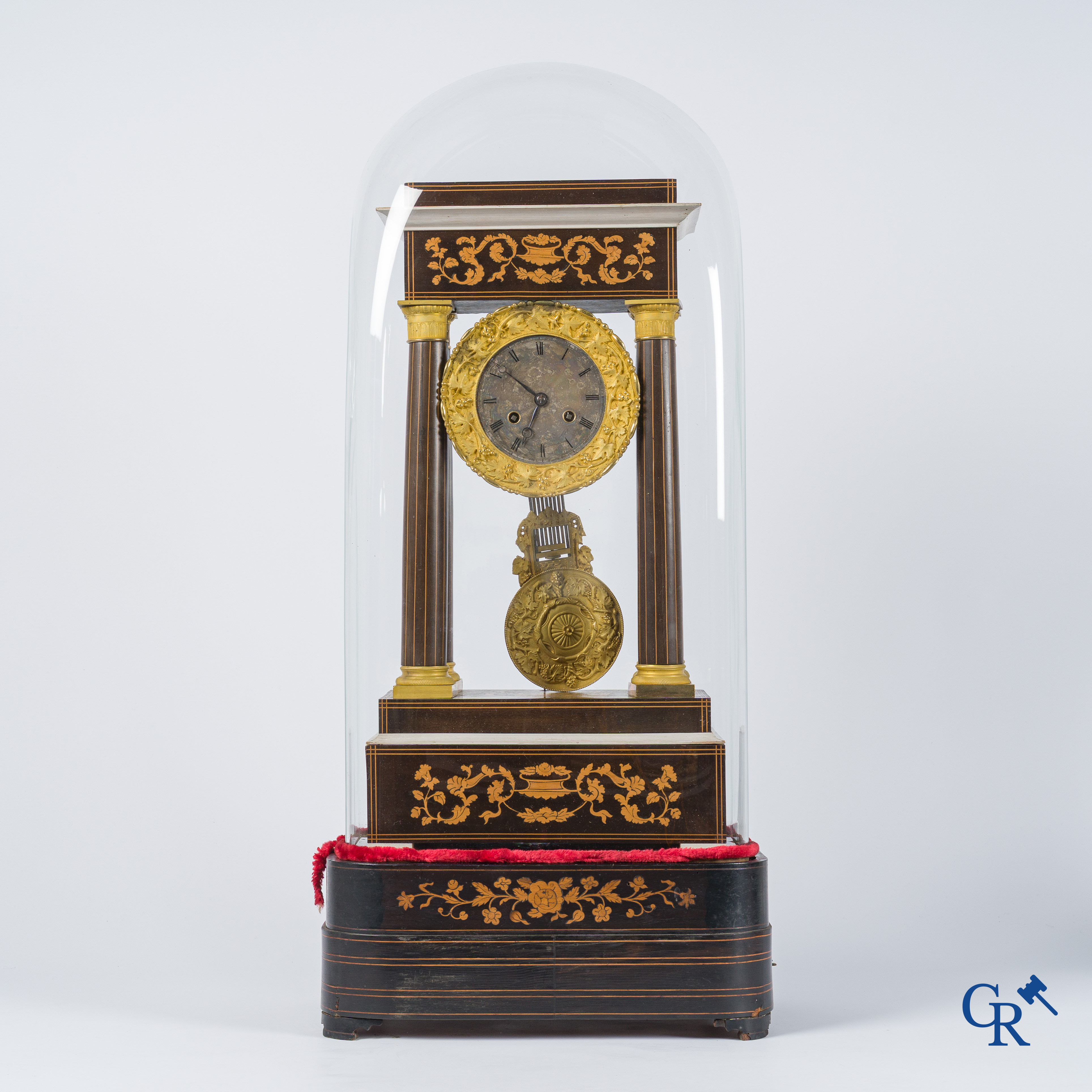 Charles X kolompendule in marqueterie en brons met muziekdoos. Bijpassende globe. 19e eeuw.