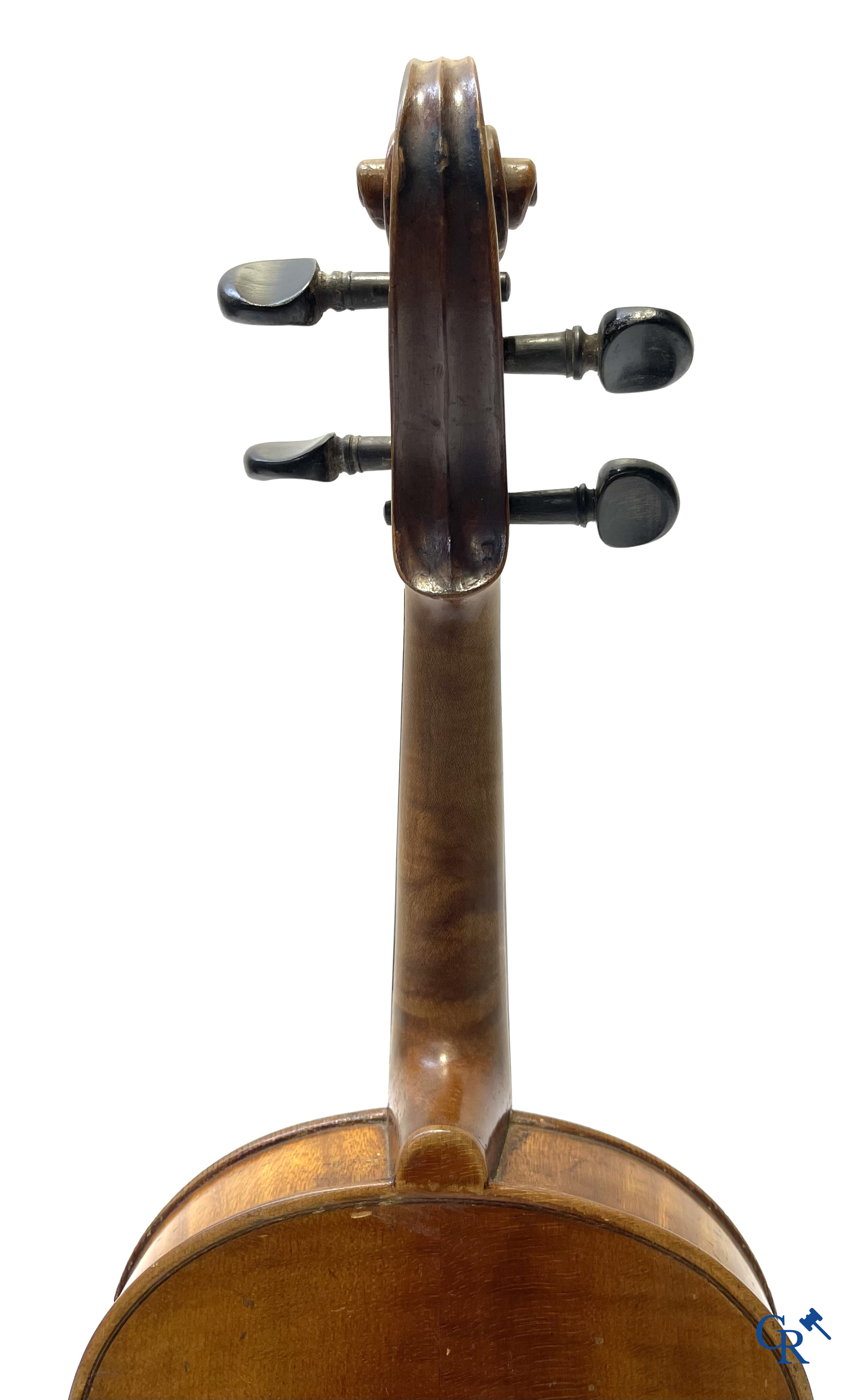 Antieke viool met strijkstok in opbergkoffer.