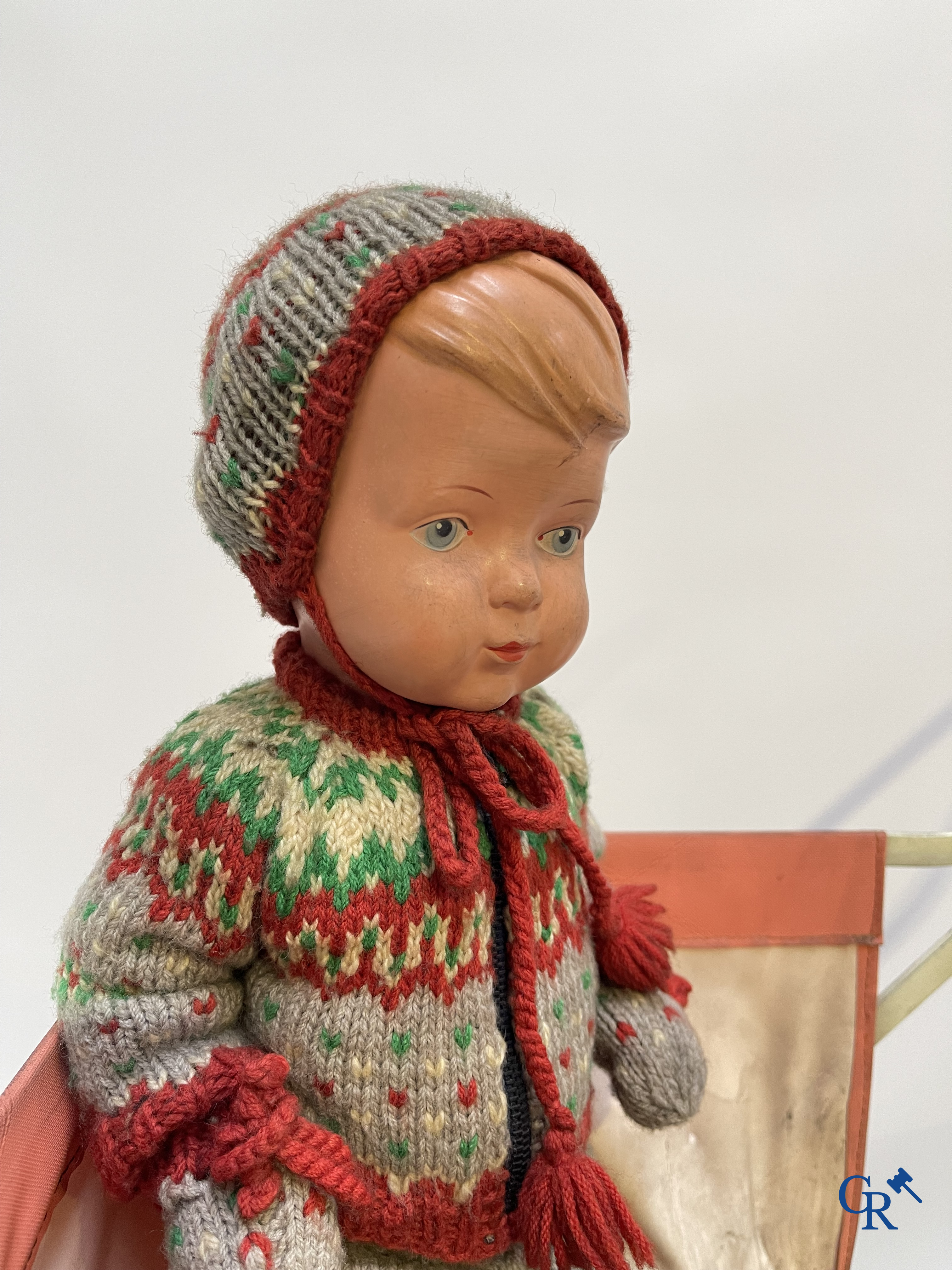 Oud speelgoed. Een kavel met divers oud speelgoed. Torck, schildpad pop, oude koffers en andere. Jaren '40-'50.