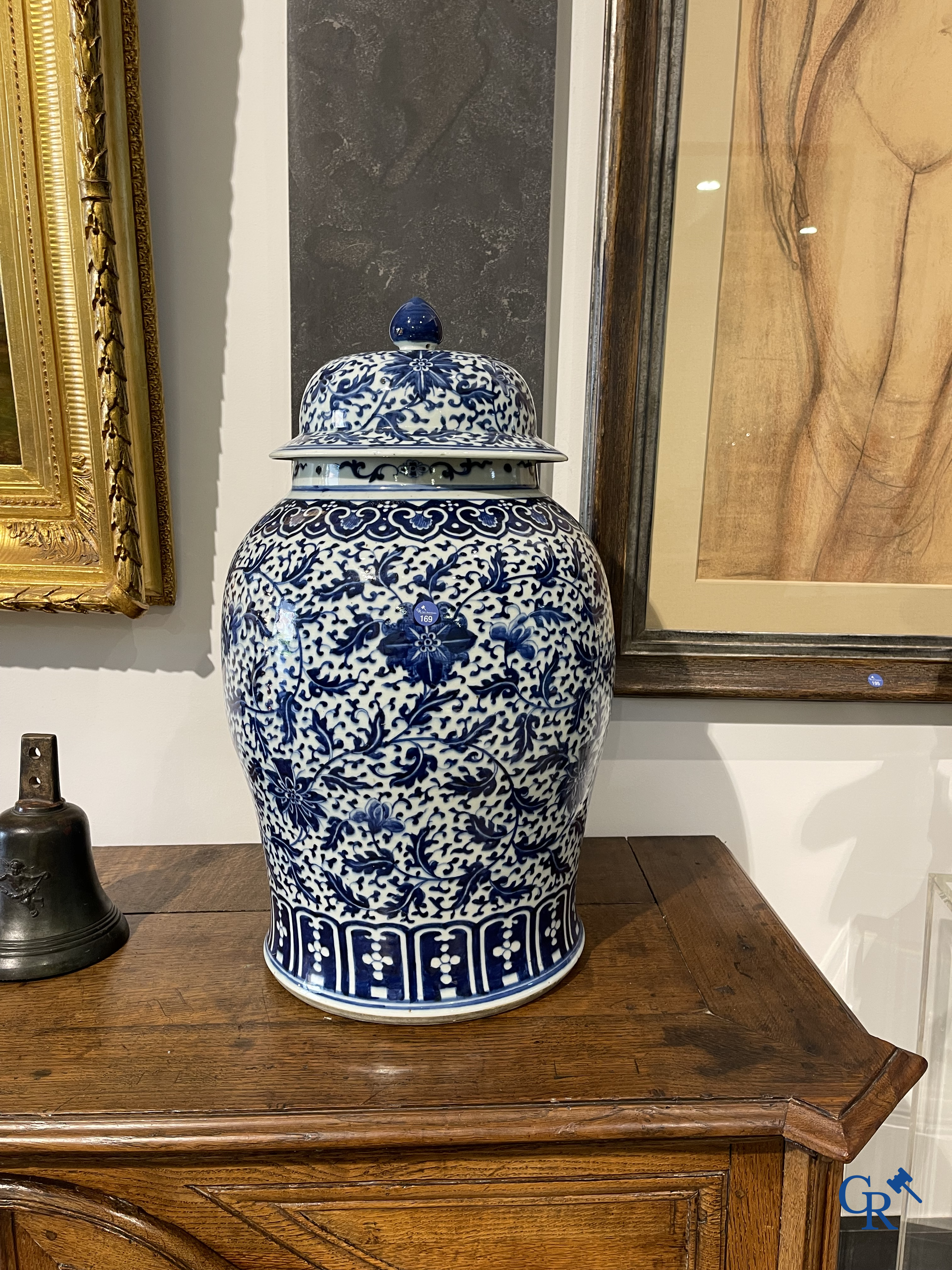 Asian Art. Chinese porcelain. A massive Chinese blue and white baluster vase and lid with lotus roll decor. 19th century.