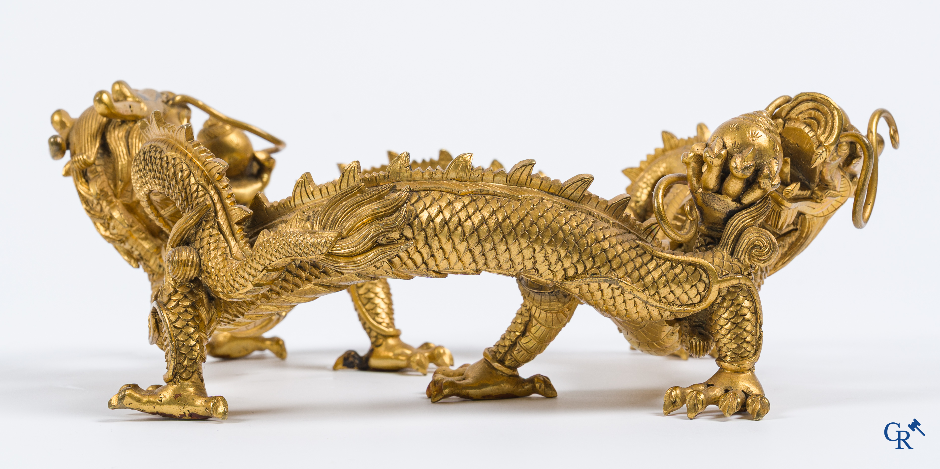 Aziatica. China. Een zeldzame Chinese drakensokkel in verguld brons. Qing Dynastie.