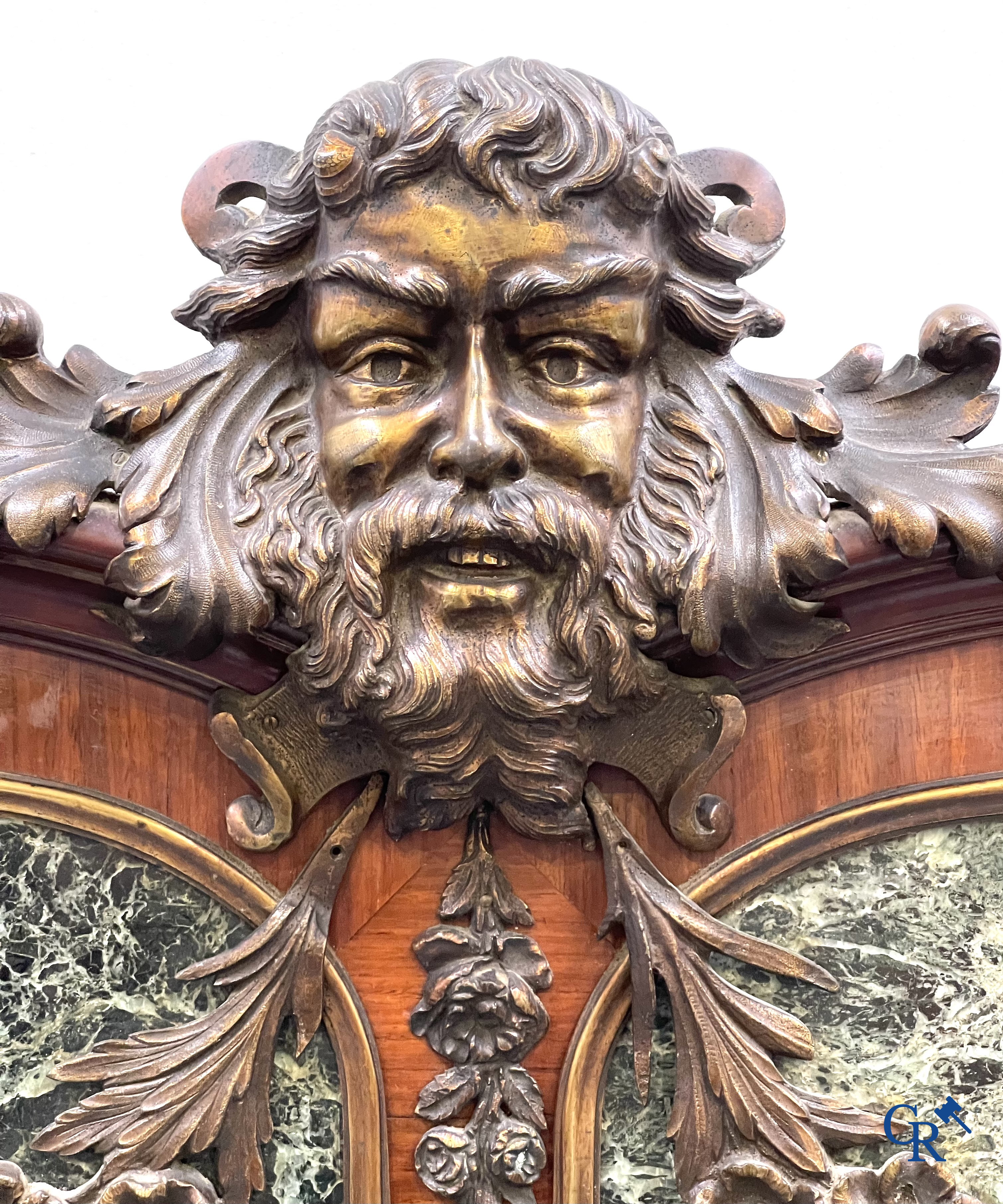 Uitzonderlijk eetkamermeubilair in mahoniehout fineer, marmer en brons. Napoleon III stijl. Circa 1900.