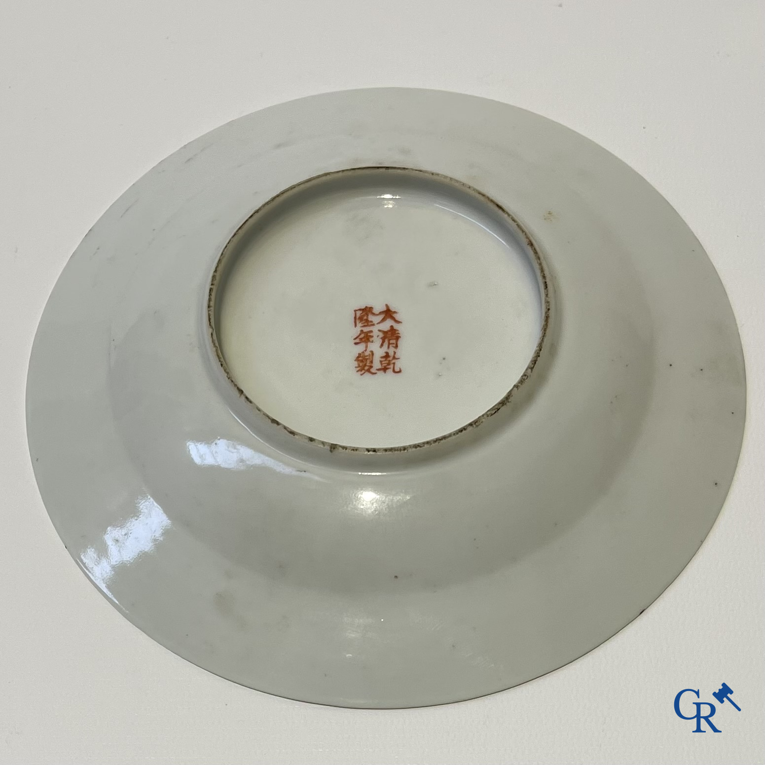 Aziatica. China. Een kavel met Canton porselein, een theepot en famille rose porselein met gele ondergrond.