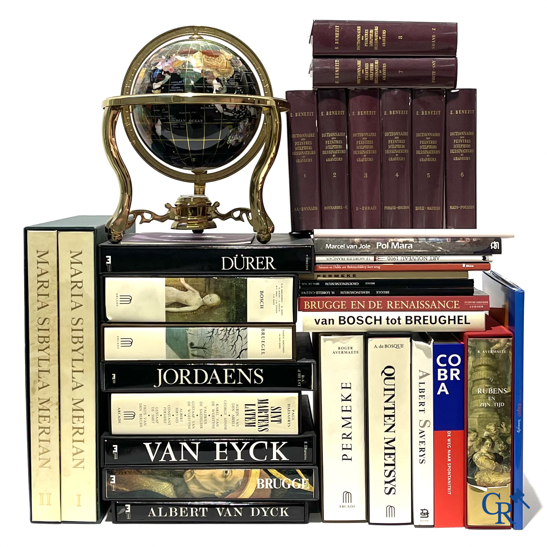 Groot lot kunstboeken, het Bénézit-woordenboek en een decoratieve moderne wereldbol.
