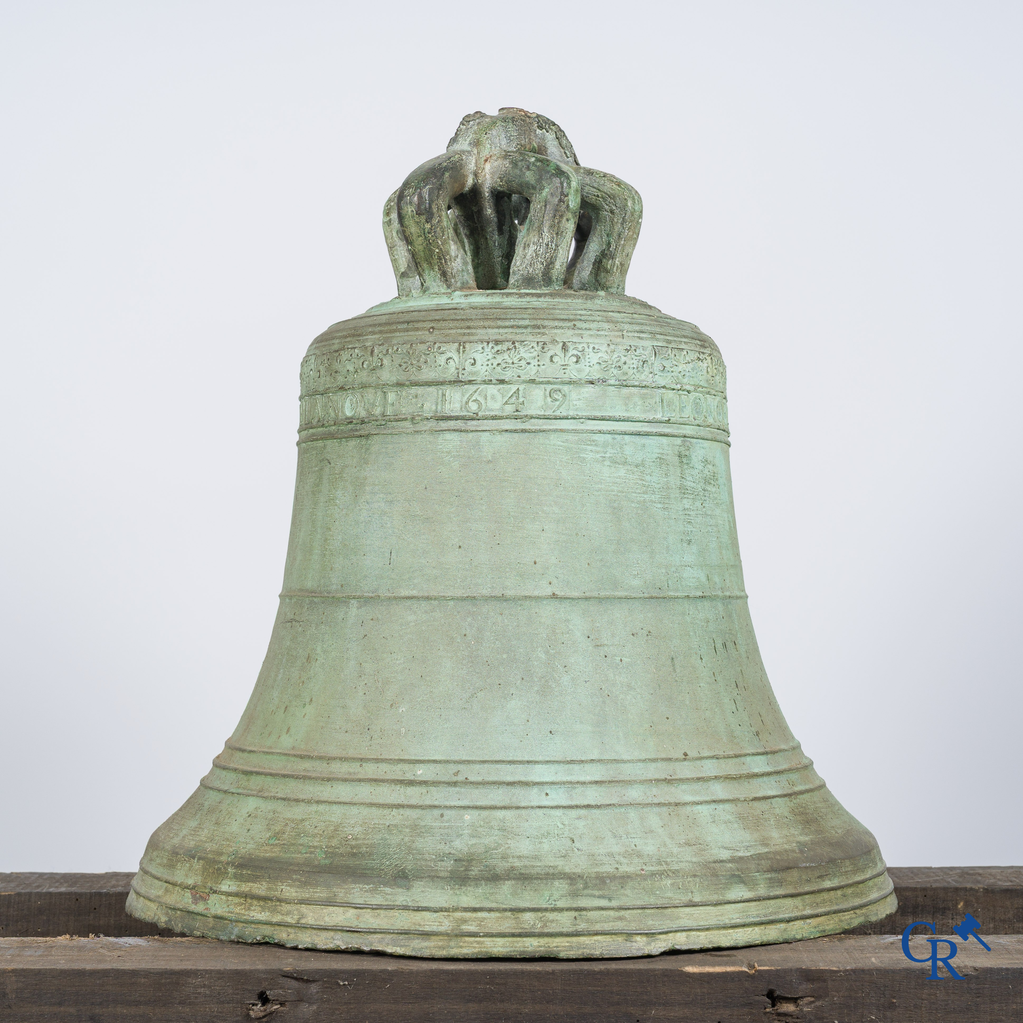 Religieuze objecten. Grote antieke kerk kroonklok of bel in brons met inscriptieband. Gedateerd 1649.