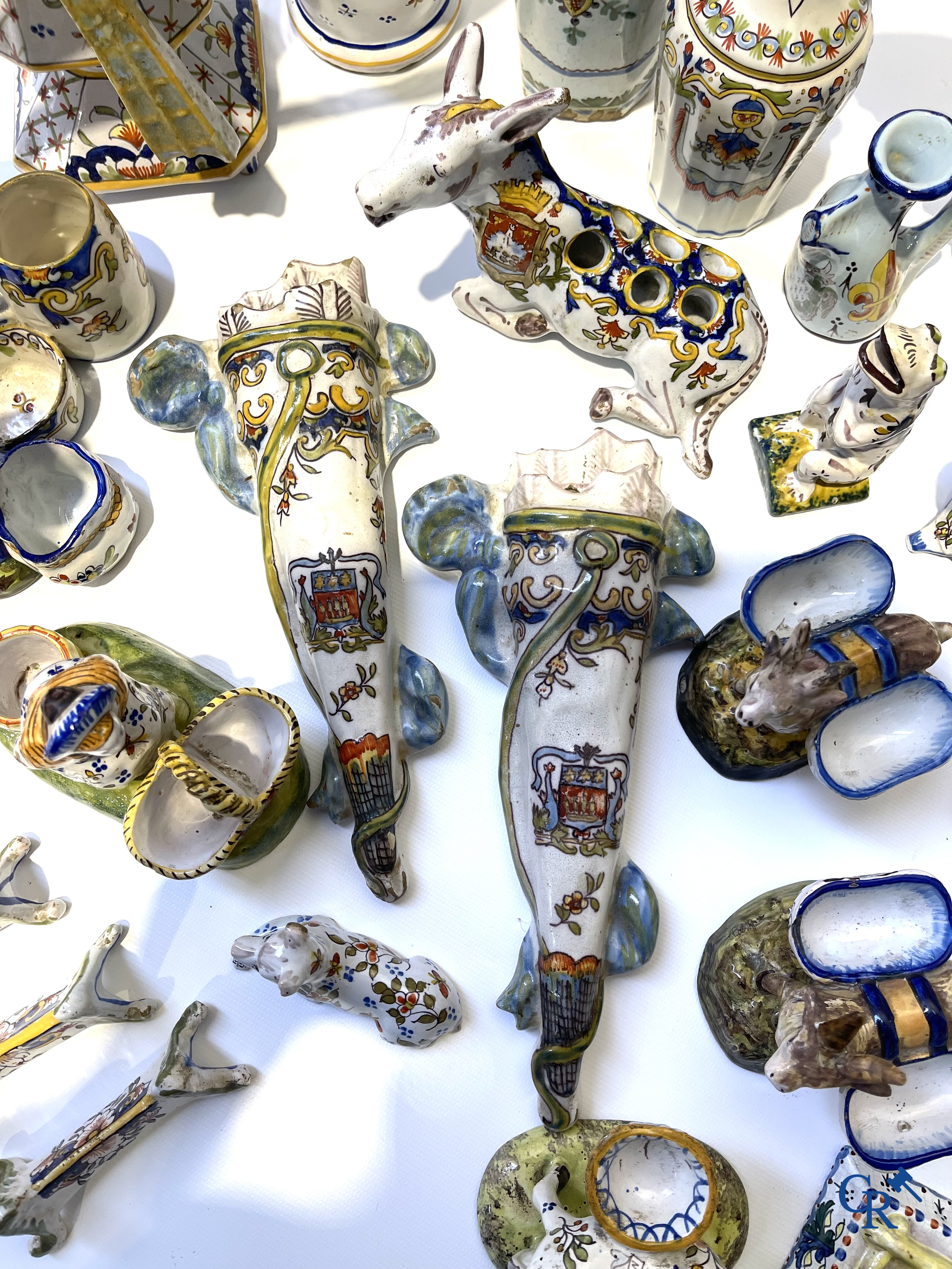 Faience van Rouen, Devres. Interessant en groot lot met diverse polychrome vormstukken. 19e eeuw.