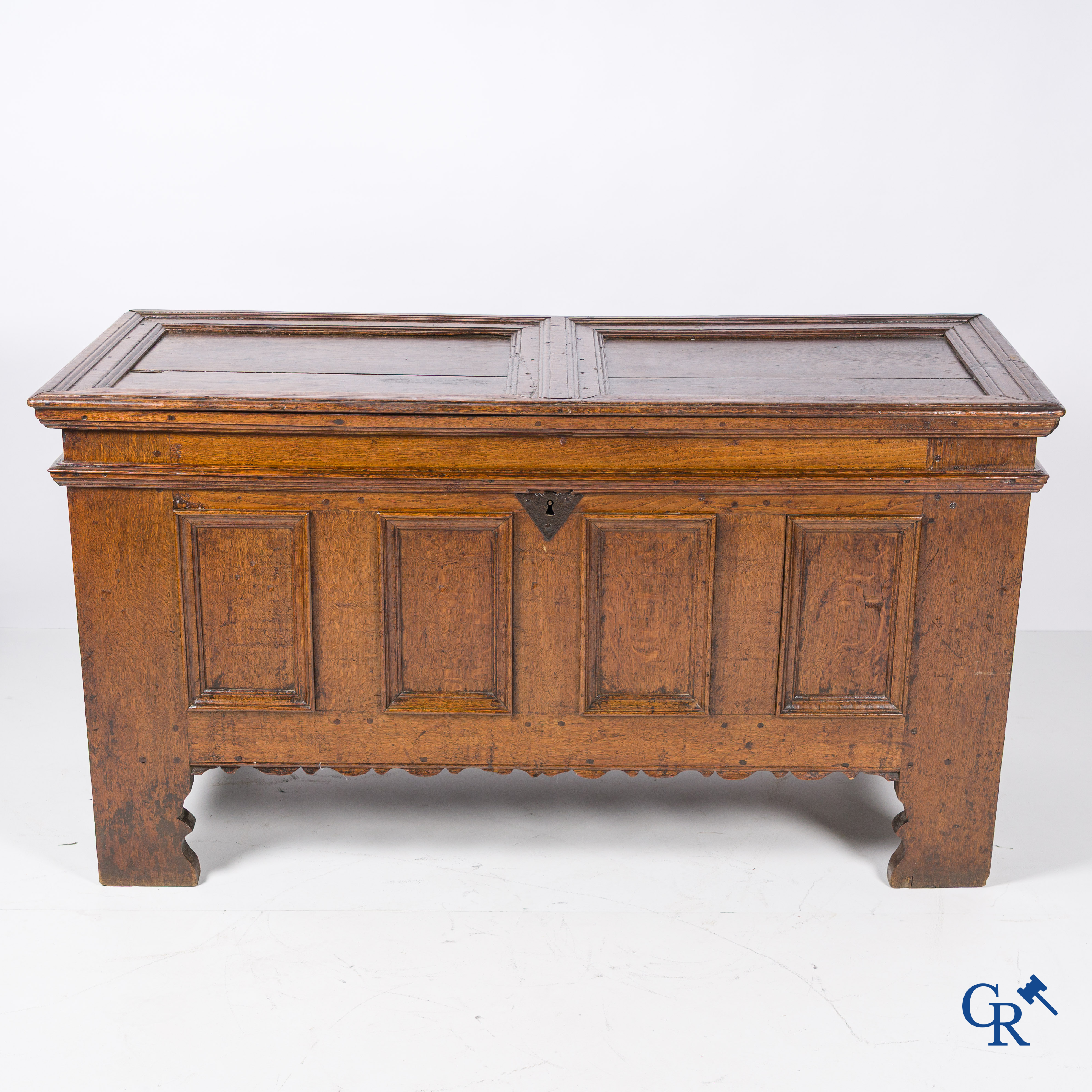 Eikenhouten koffer met origineel smeedijzer slotwerk. Mooie patina. 18e eeuw.