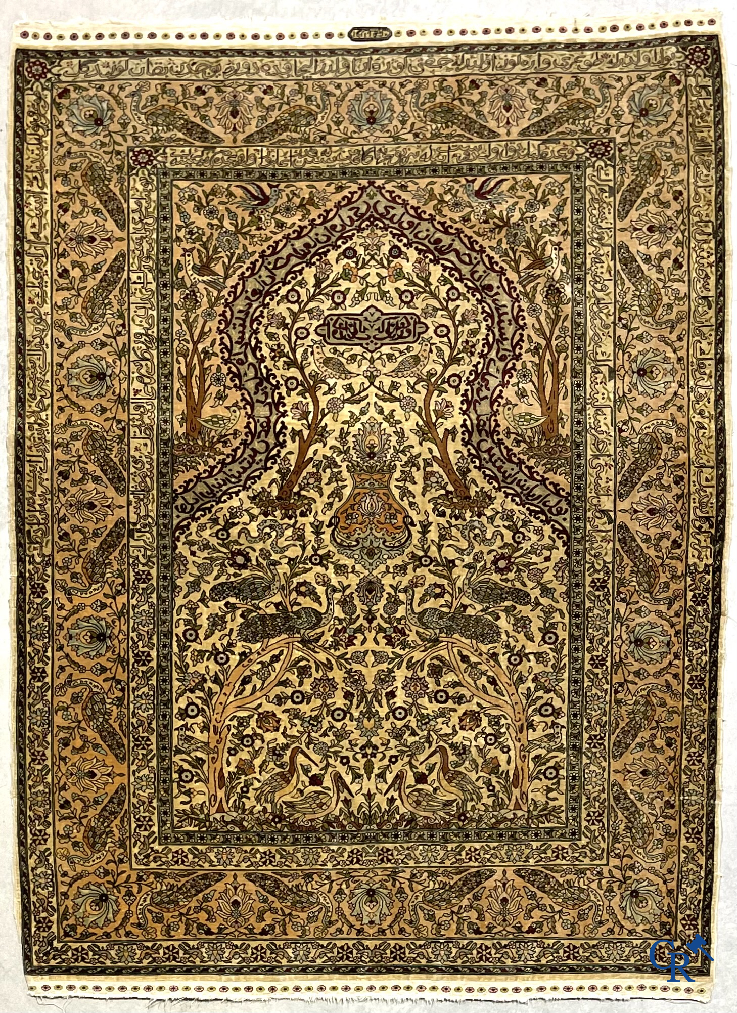 Oosterse tapijten. Hereke. Een fijn handgeknoopt zijden tapijt met vogels in het woud. Inscripties en gesigneerd.