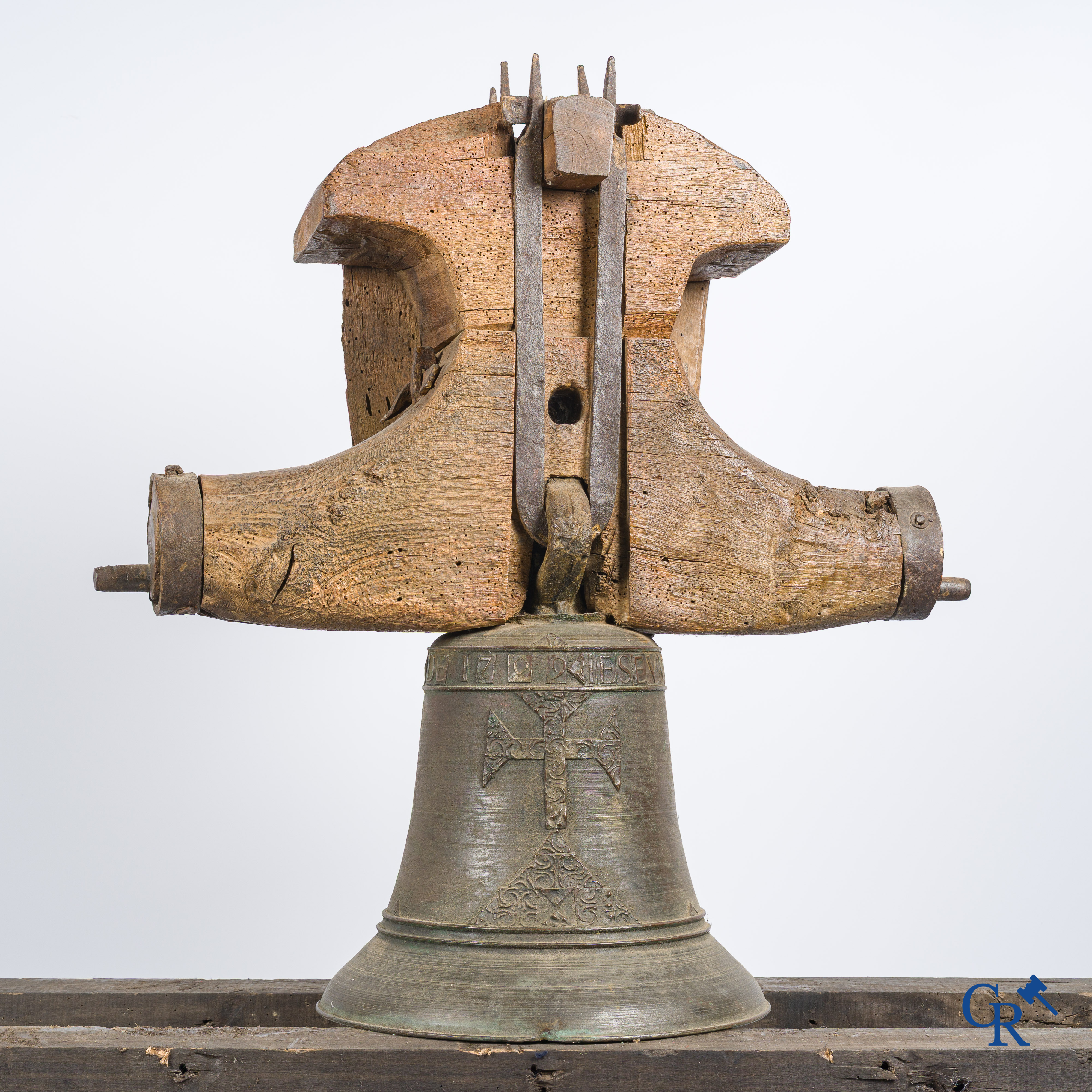 Antieke bronzen bel met houten juk. Inscriptieband met opschrift IESEV MARIA ANO DE 1709.