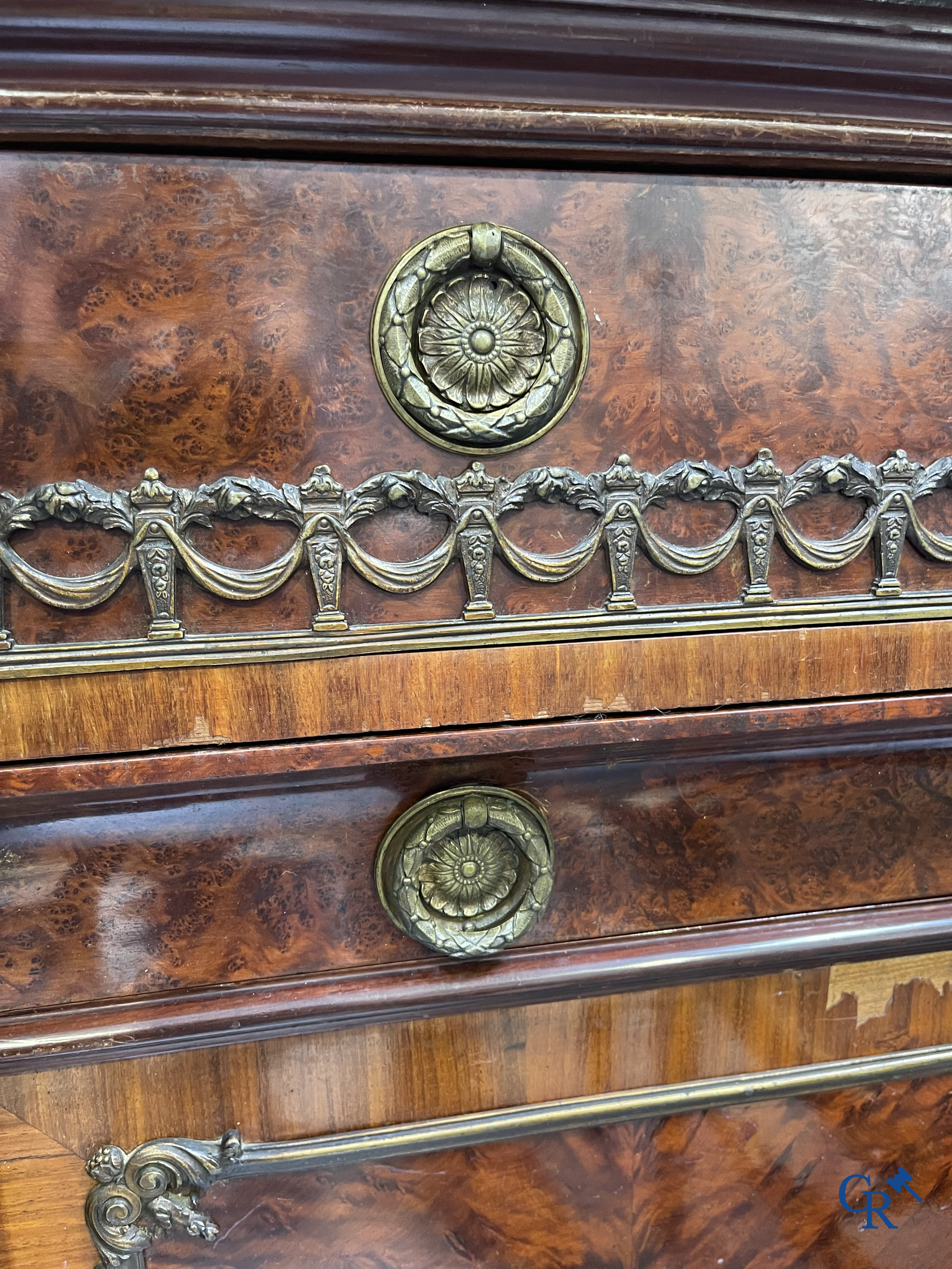 Uitzonderlijk eetkamermeubilair in mahoniehout fineer, marmer en brons. Napoleon III stijl. Circa 1900.