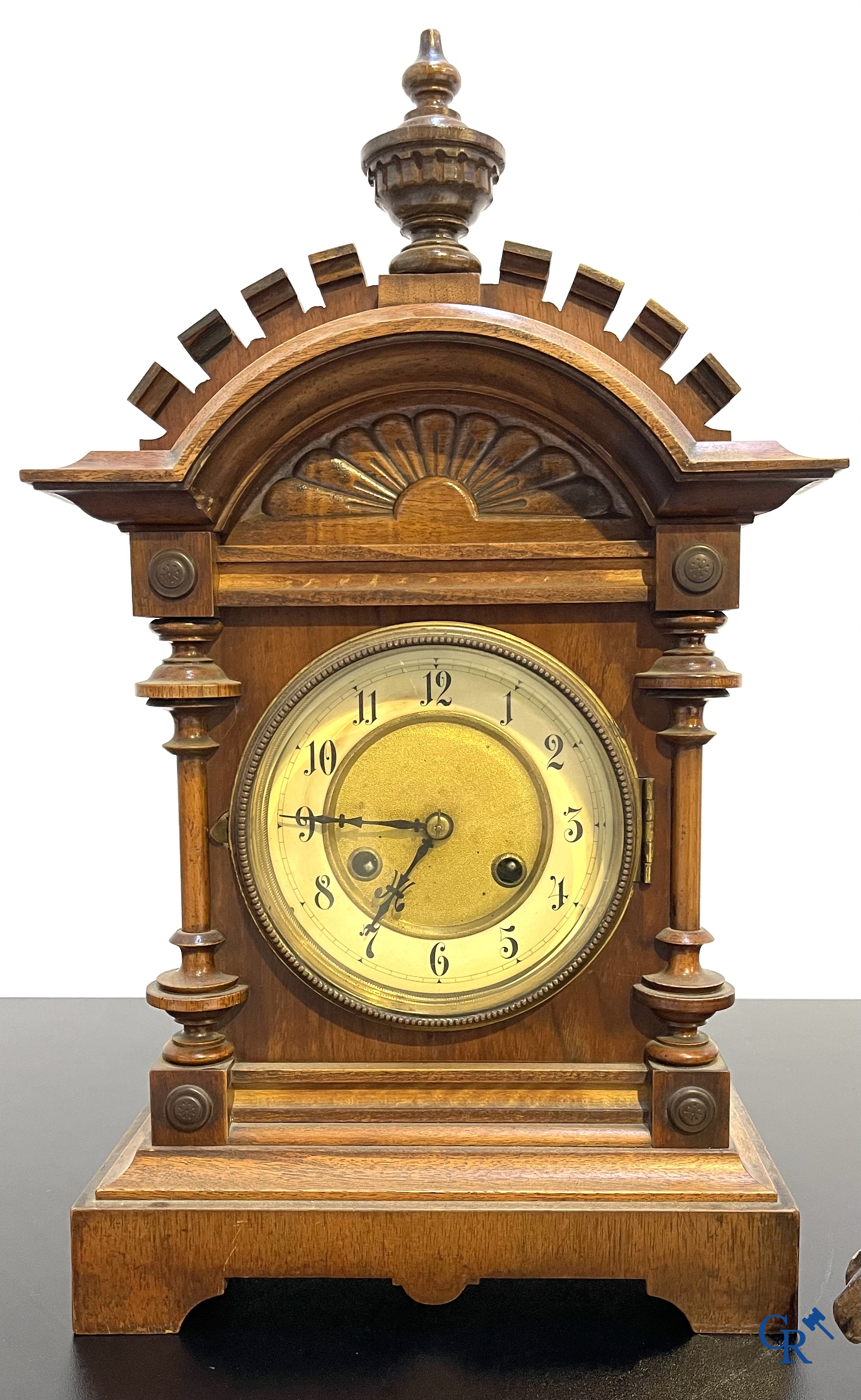 Een kavel met diverse brocante, terra cotta vissersbeeld, houten klok, 2 paar Vieux Paris vazen en een vaas in kristal.