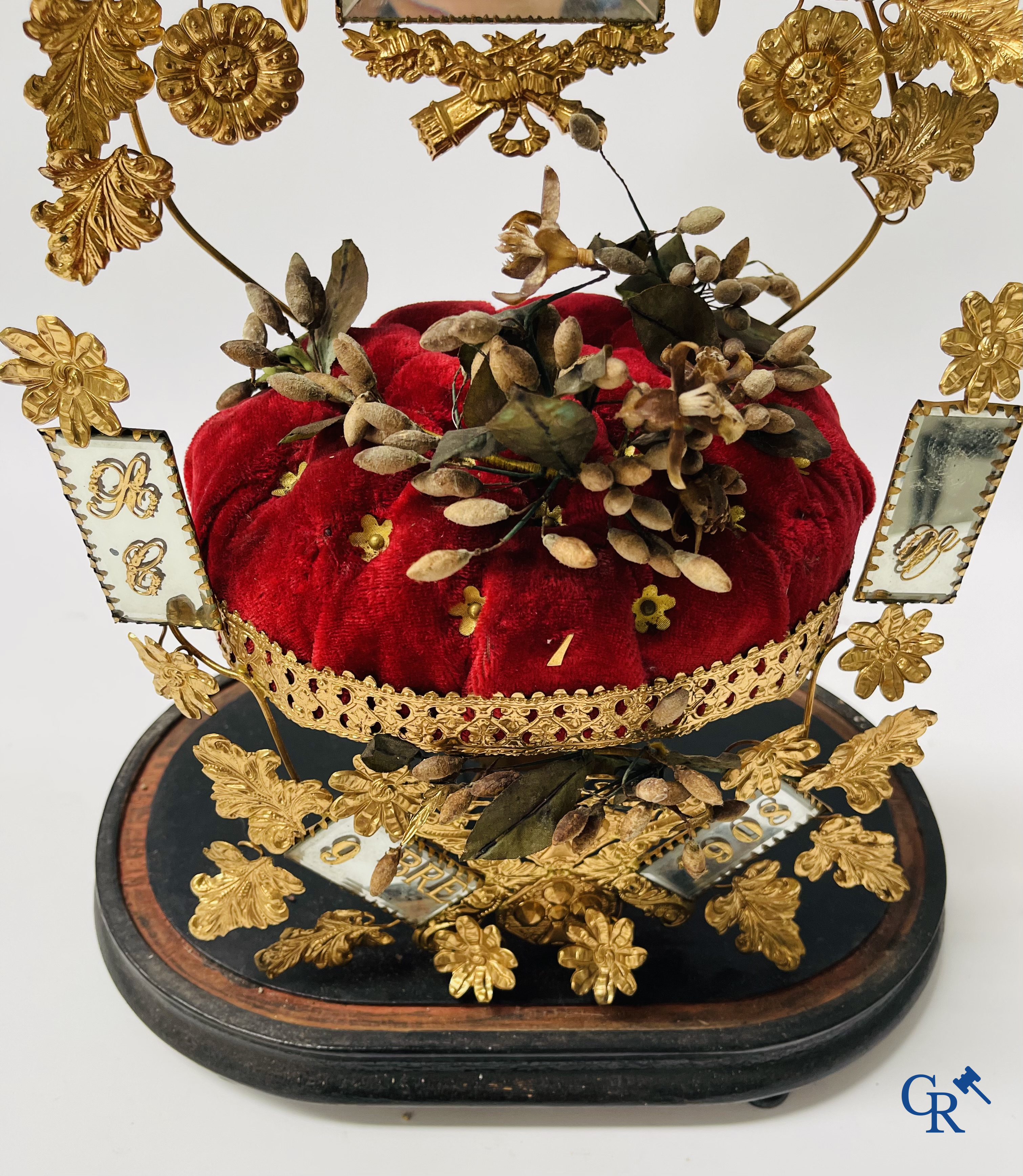 2 globes in glas met bruidsboeket, één met bloemen in biscuit, een ander met spiegels, gedateerd 1908.