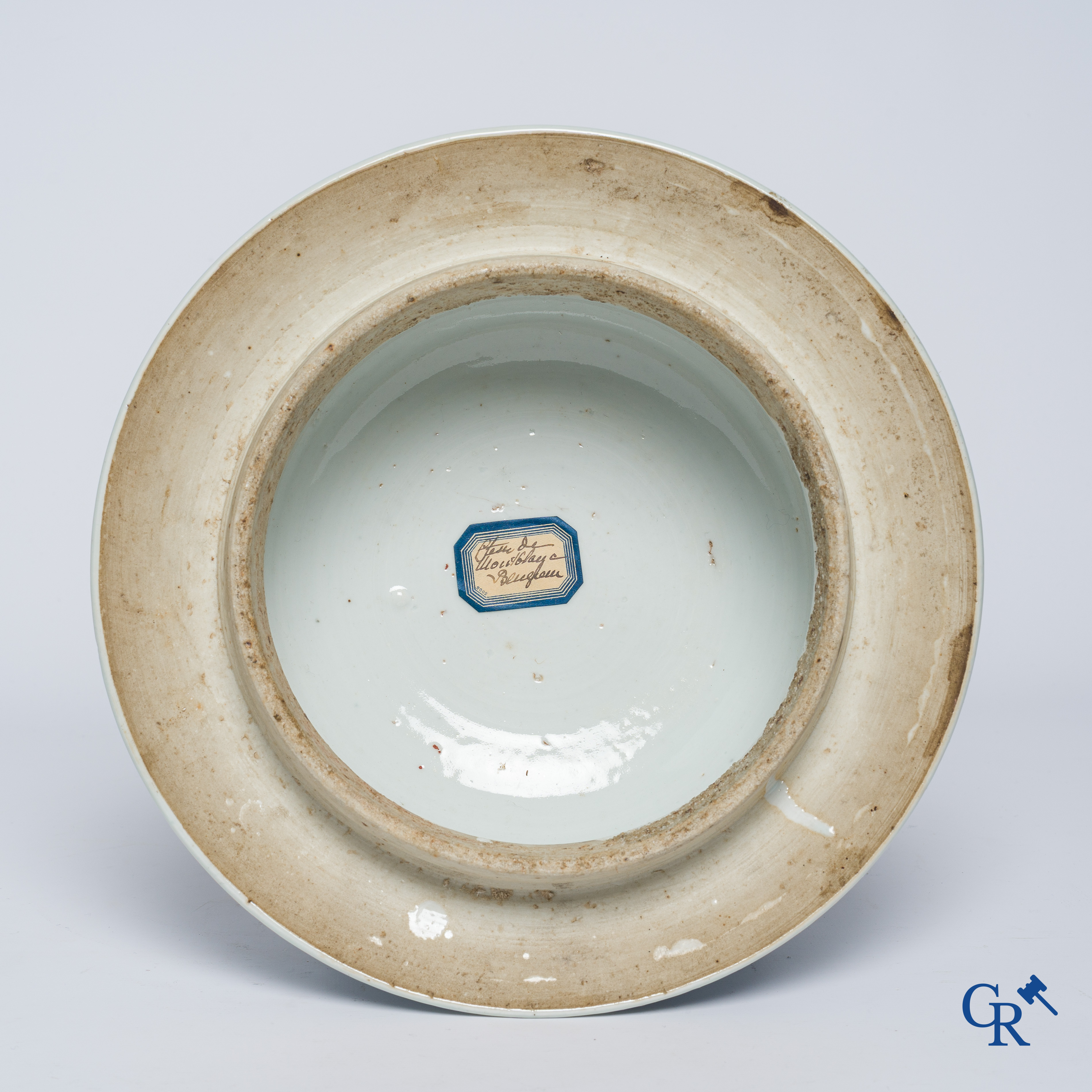 Asian Art. Chinese porcelain. A massive Chinese blue and white baluster vase and lid with lotus roll decor. 19th century.