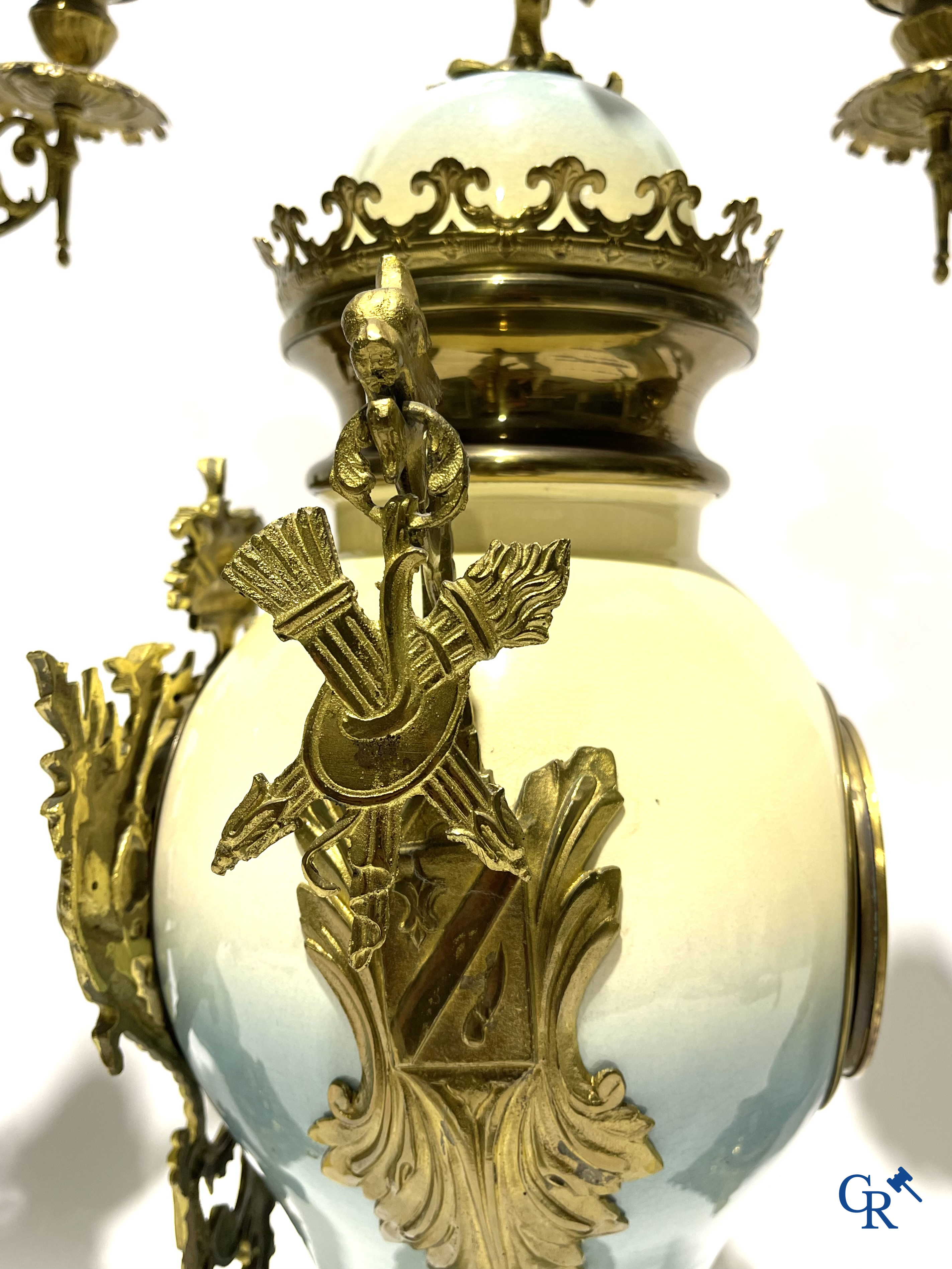 Een groot 5-delige schouwgarnituur in brons en faience. Belle Epoque, Circa 1900.