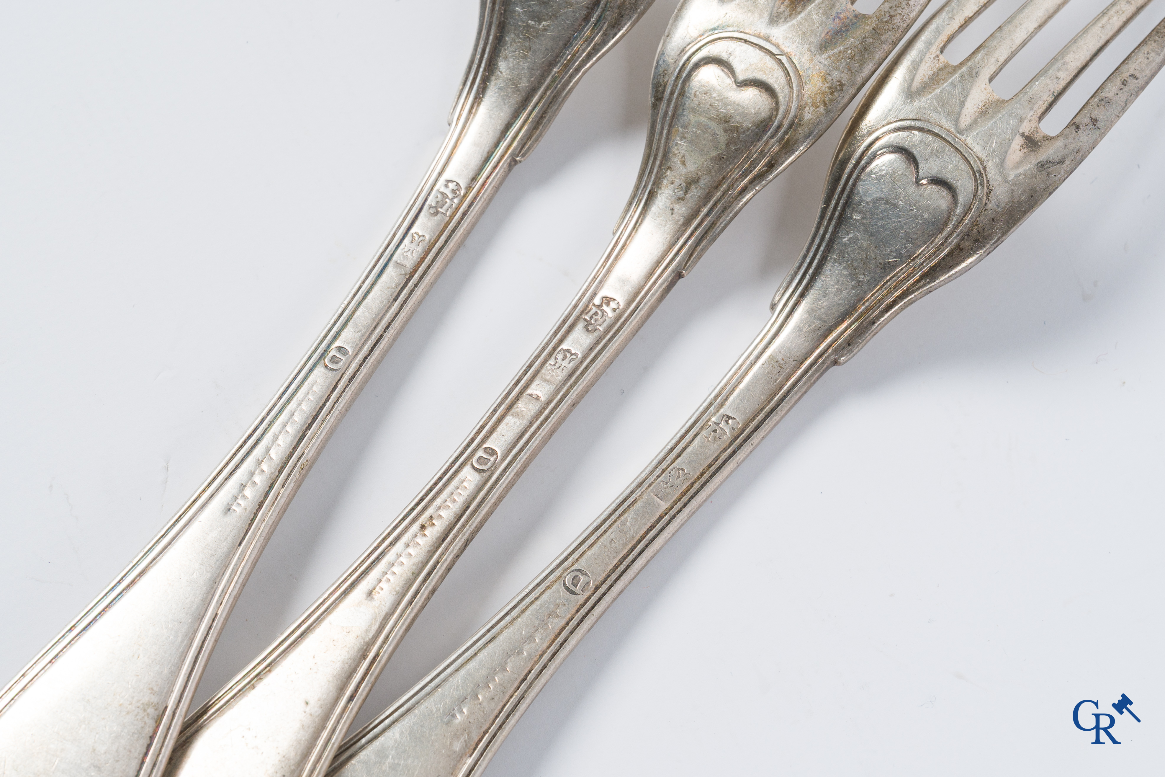 Zilver. Luik, Remy-Joseph Renier. Lot bestaande uit 6 vorken en 4 lepels. Keurmerken Luik en RR. België, 18e eeuw.
